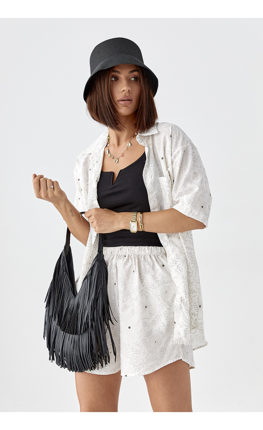 Літній квітковий костюм з шортами і сорочкою  молочний колір