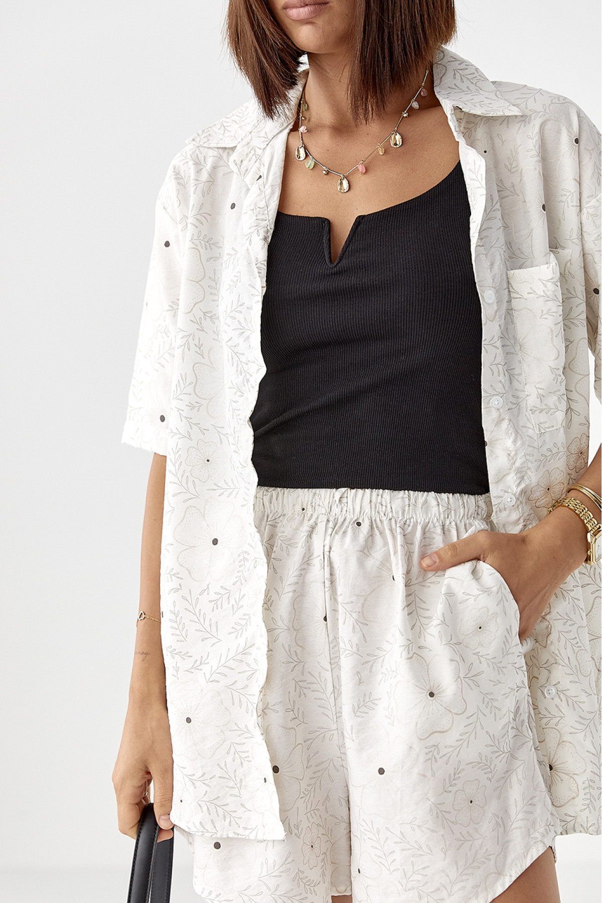 Літній квітковий костюм з шортами і сорочкою  молочний колір