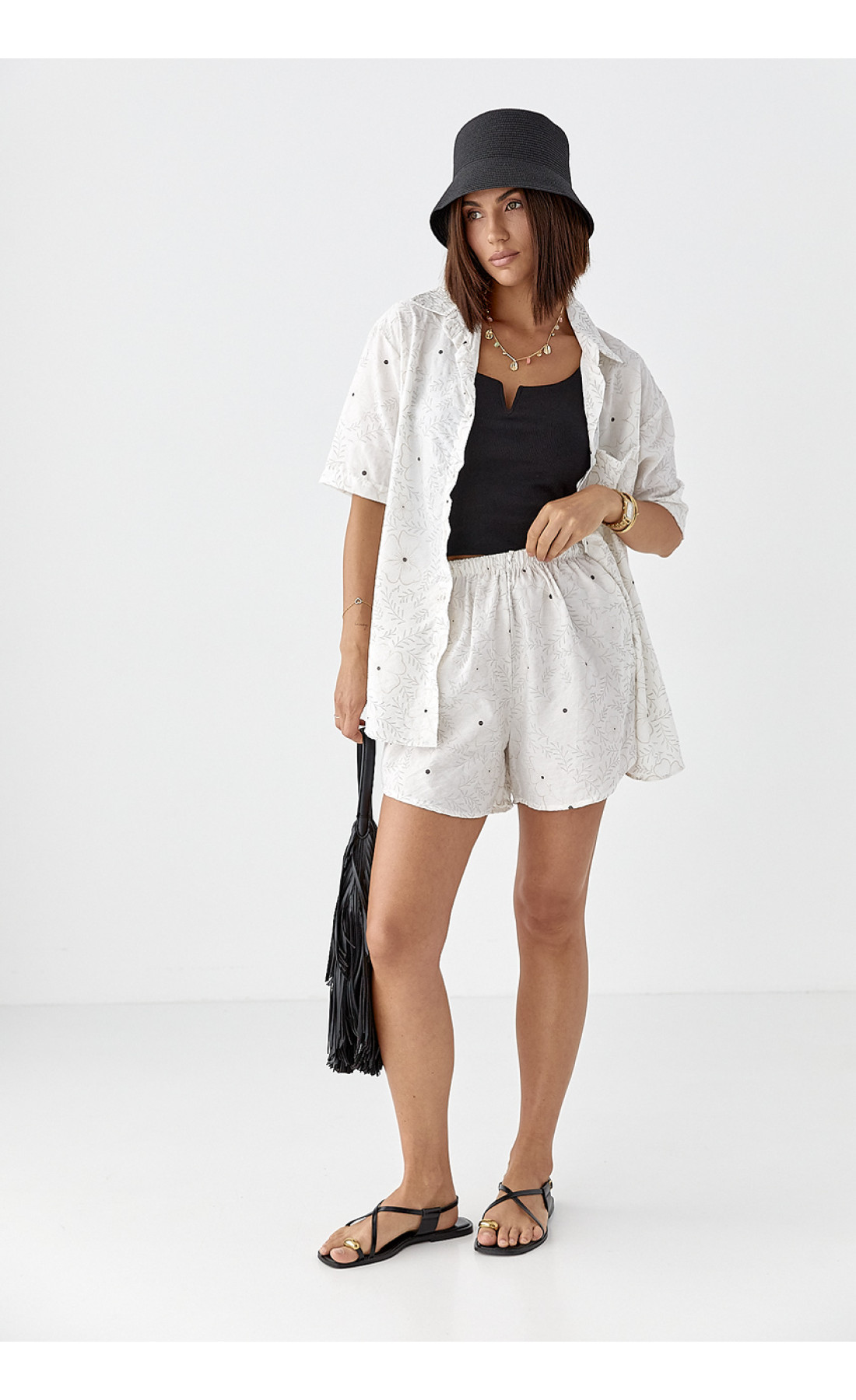 Літній квітковий костюм з шортами і сорочкою  молочний колір