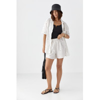 Літній квітковий костюм з шортами і сорочкою  молочний колір