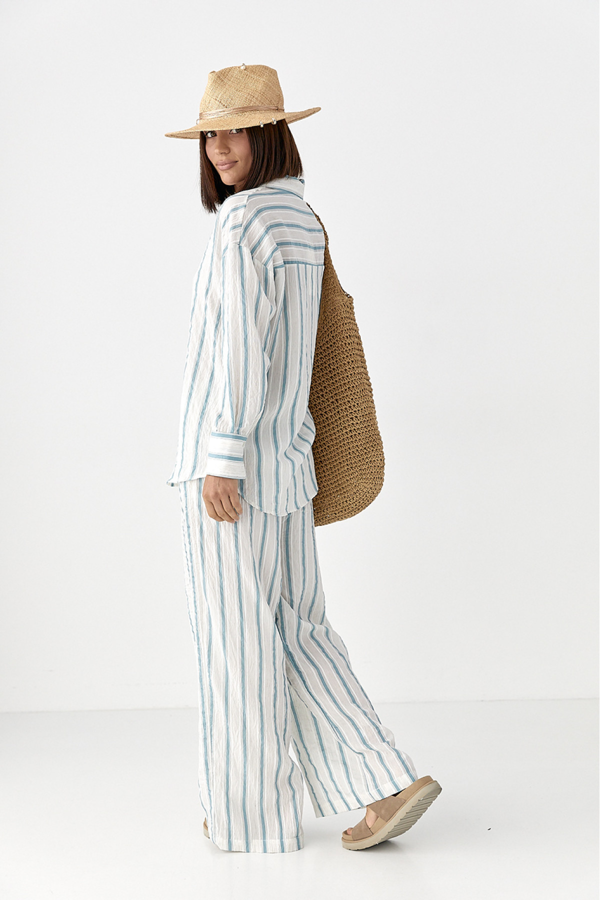 Літній костюм у смужку зі штанами та сорочкою  блакитний колір