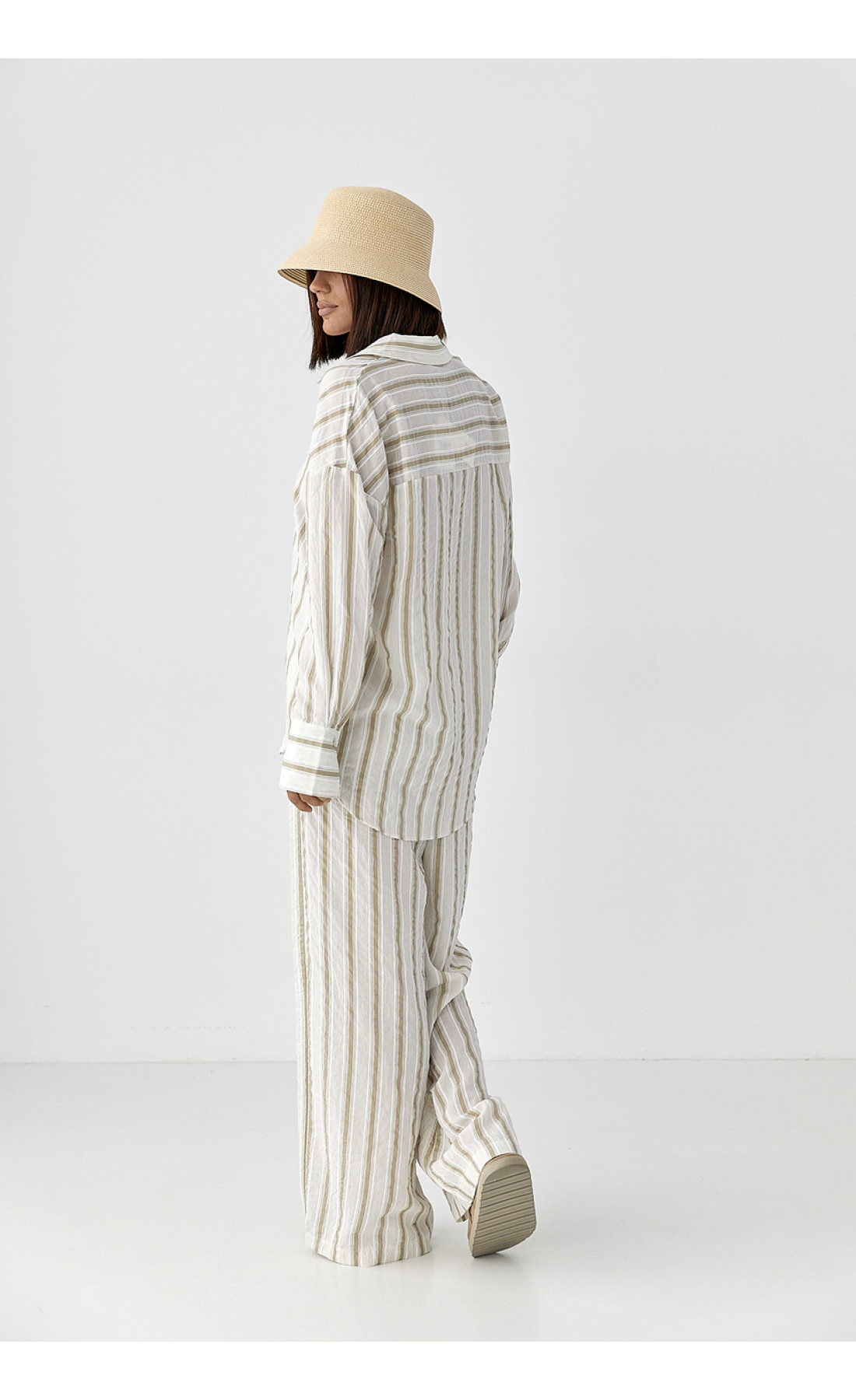 Літній костюм у смужку зі штанами та сорочкою  світлокоричневий колір