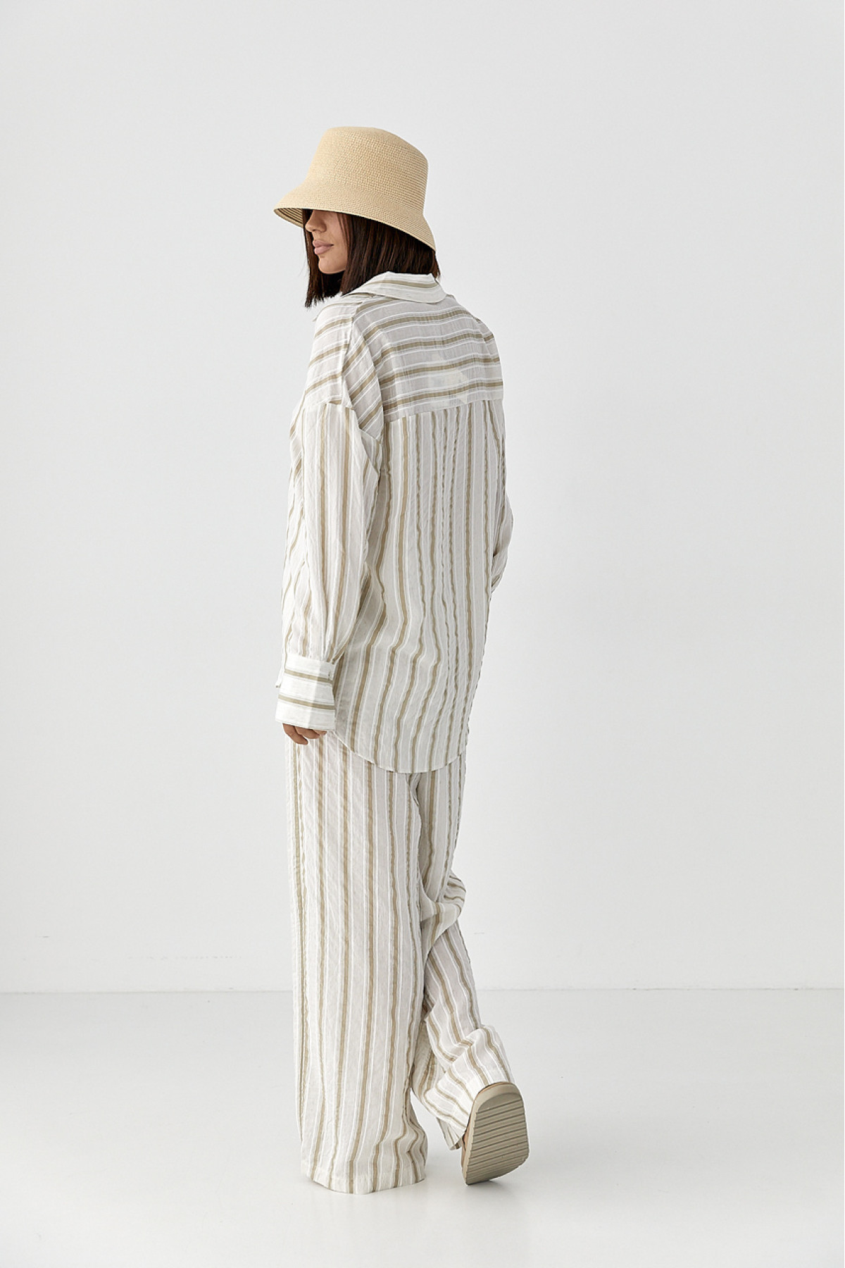 Літній костюм у смужку зі штанами та сорочкою  світлокоричневий колір