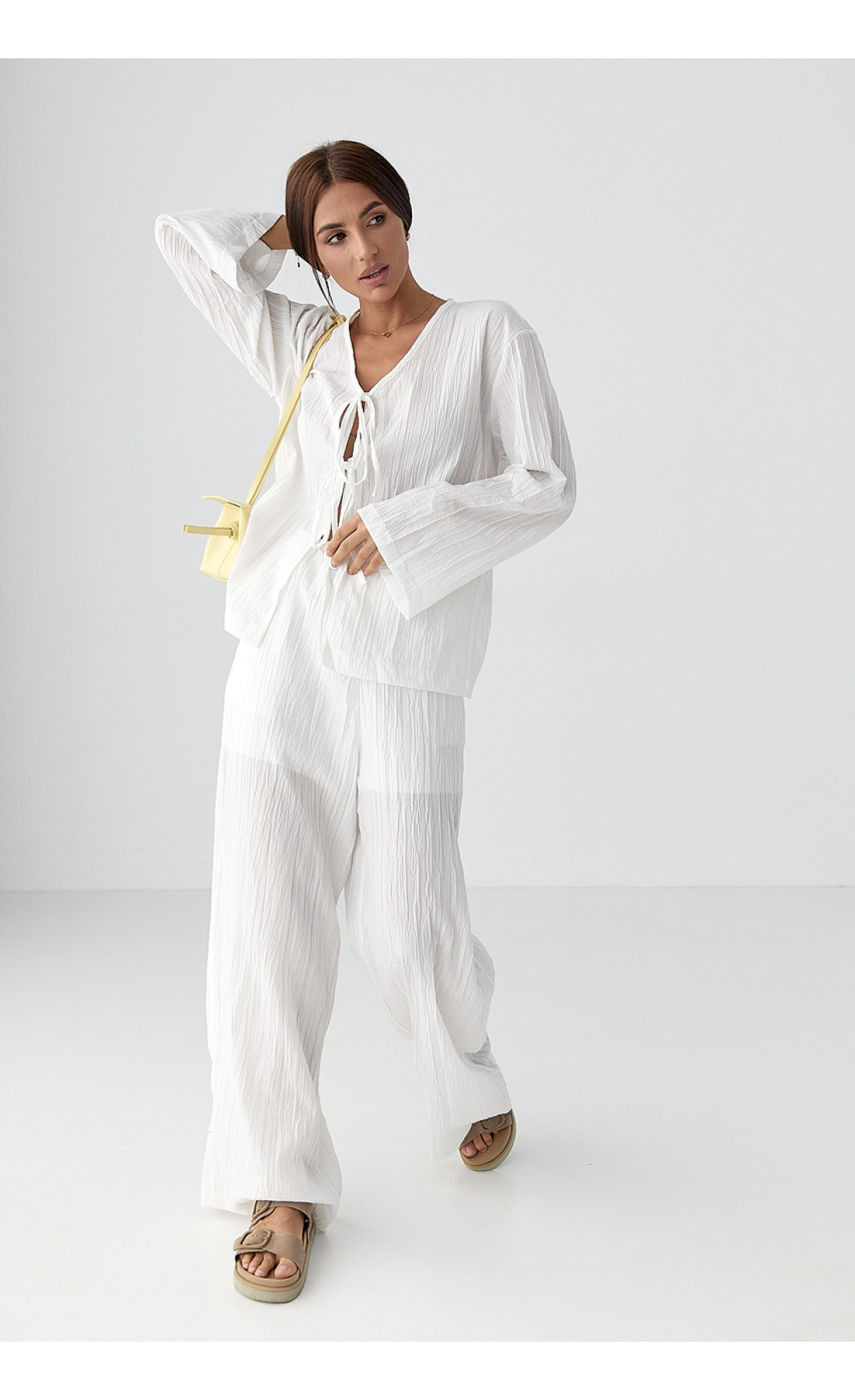 Вільний літній костюм із блузою на зав'язках  білий колір