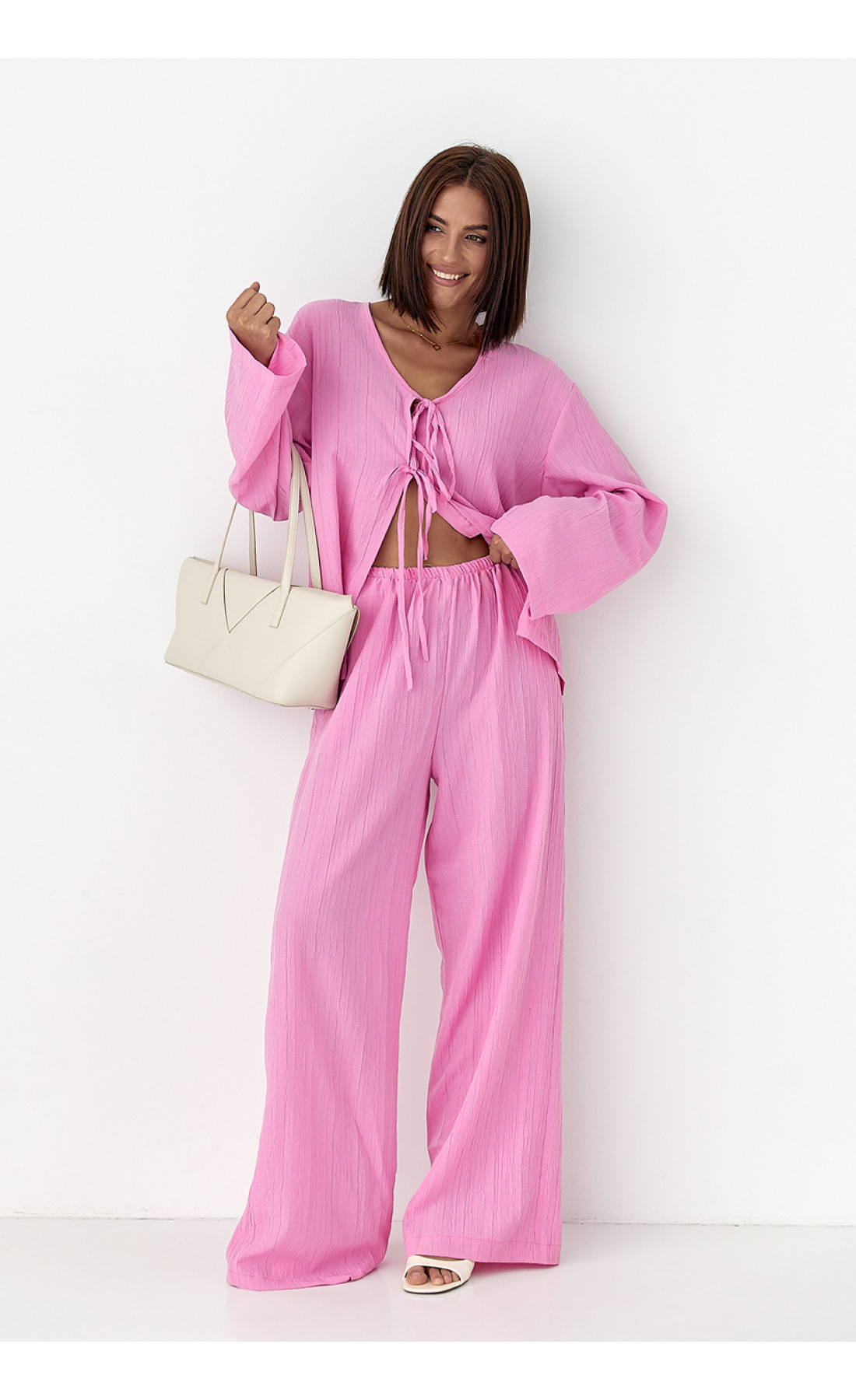 Вільний літній костюм із блузою на зав'язках  рожевий колір