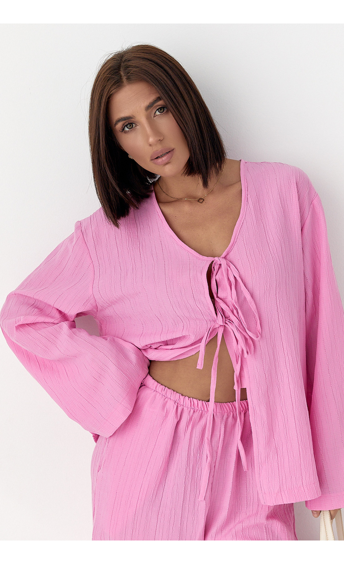Вільний літній костюм із блузою на зав'язках  рожевий колір