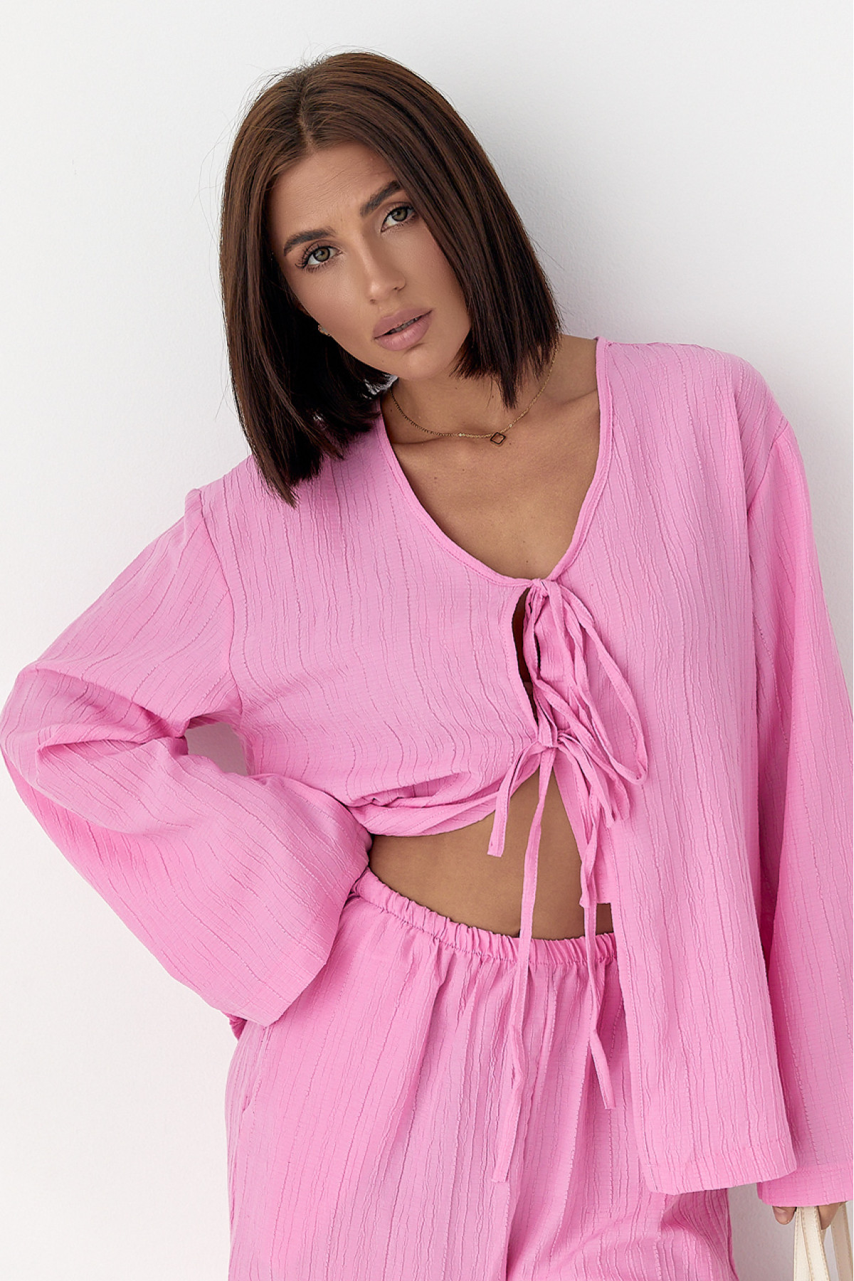 Вільний літній костюм із блузою на зав'язках  рожевий колір