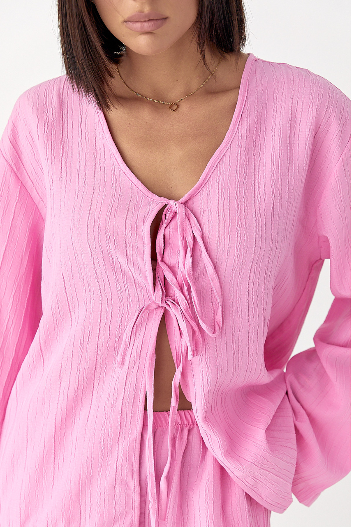Вільний літній костюм із блузою на зав'язках  рожевий колір