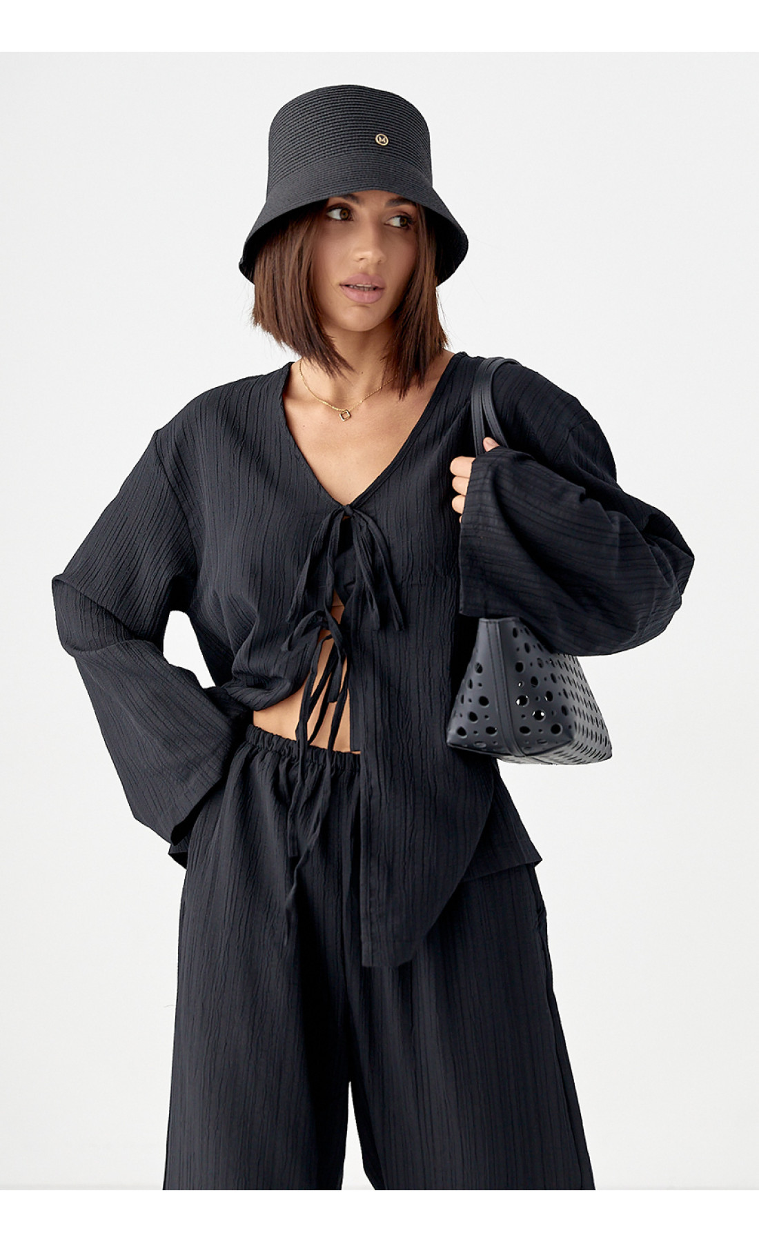 Вільний літній костюм із блузою на зав'язках  чорний колір