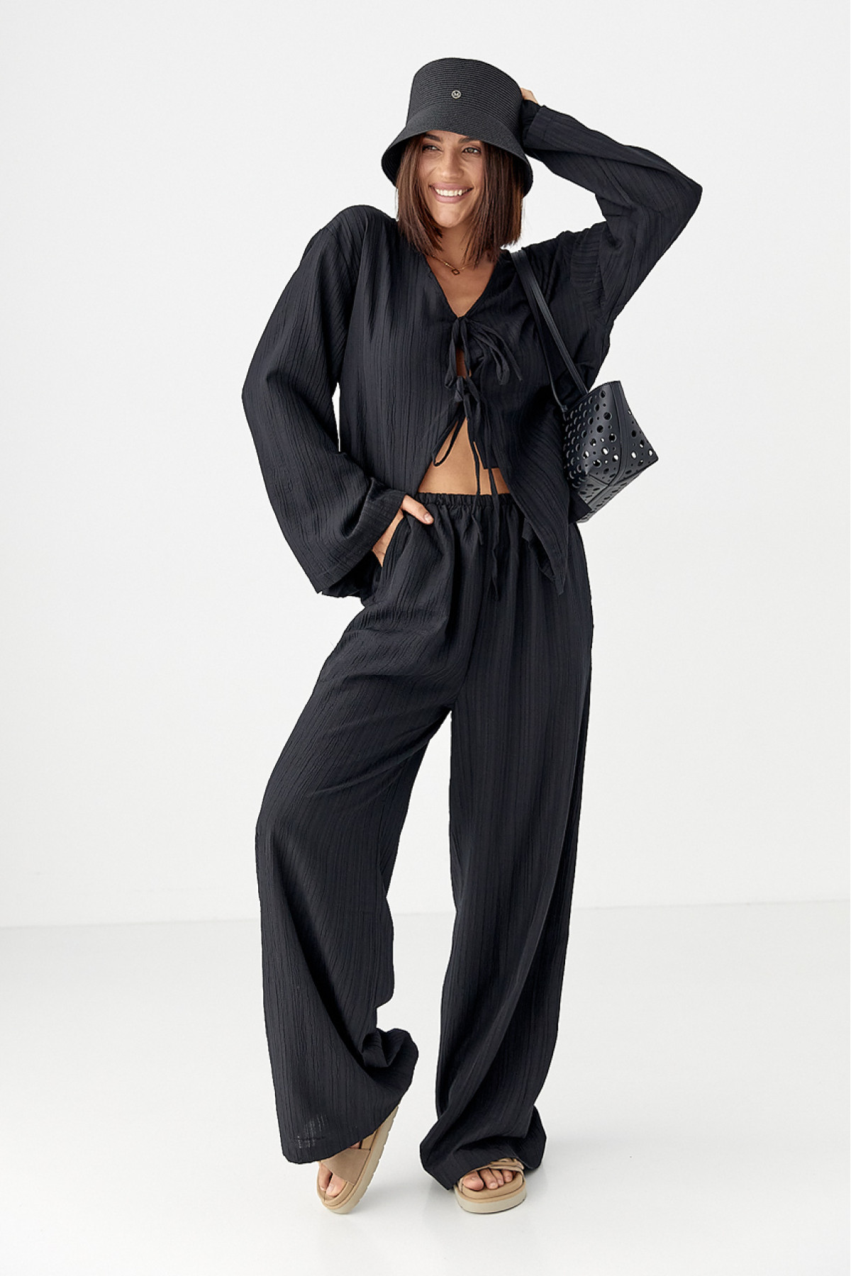 Вільний літній костюм із блузою на зав'язках  чорний колір