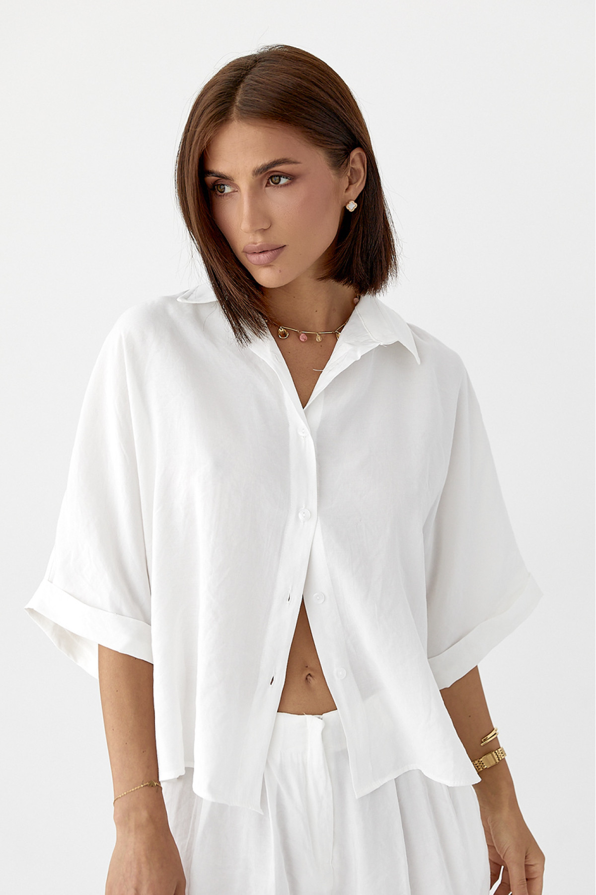 Костюм вільного крою із шортами та сорочкою  білий колір