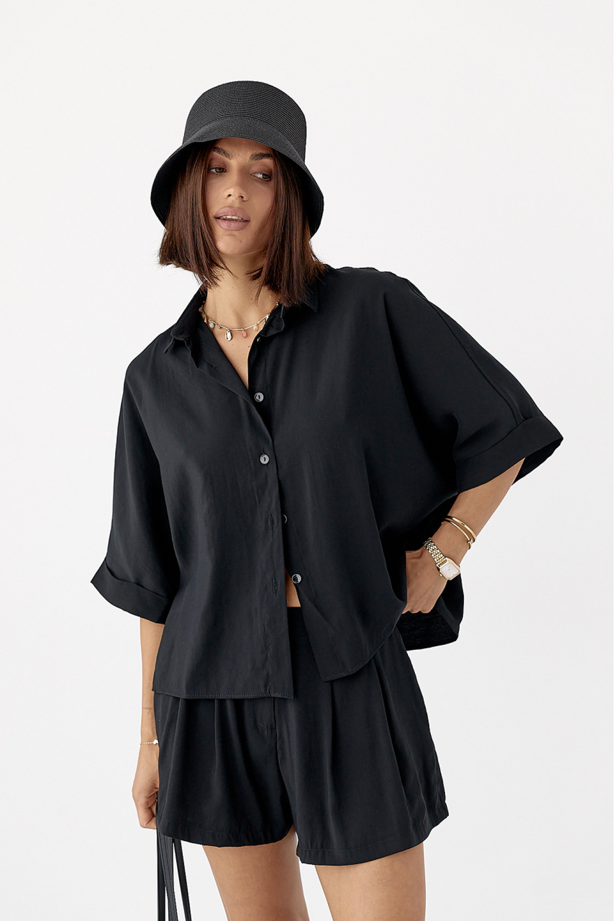 Костюм вільного крою із шортами та сорочкою  чорний колір