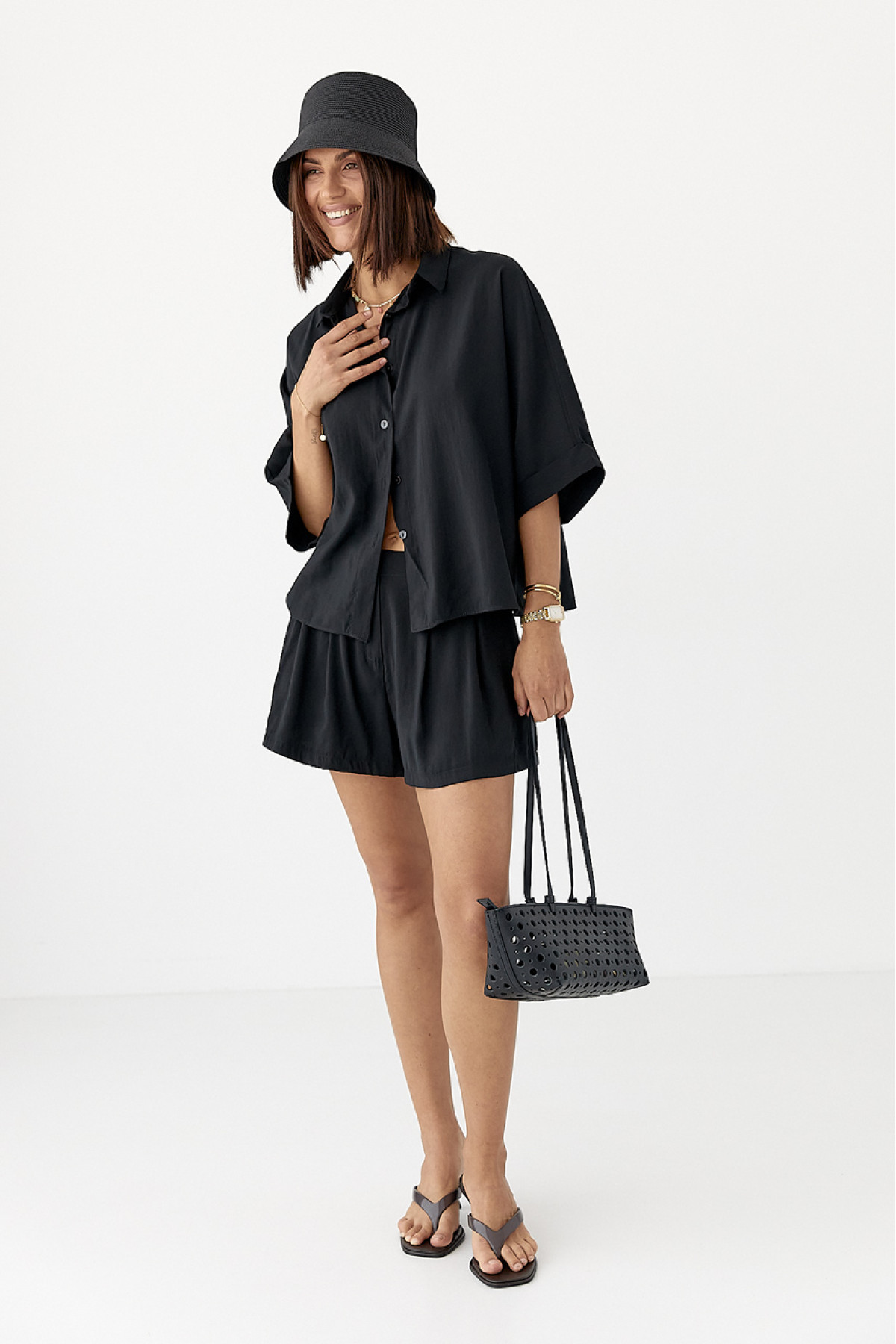 Костюм вільного крою із шортами та сорочкою  чорний колір