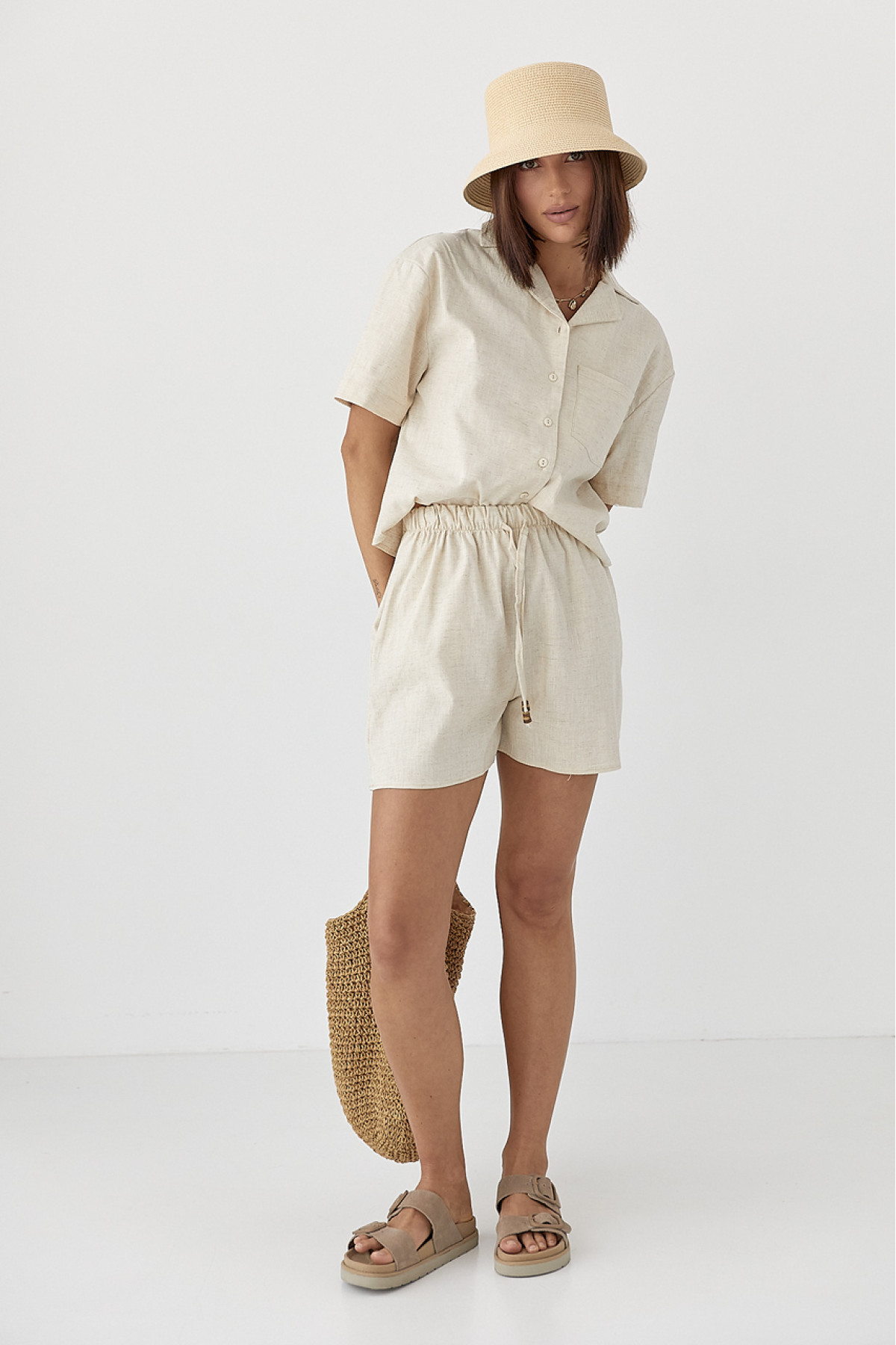 Льняний костюм із сорочкою та шортами  бежевий колір