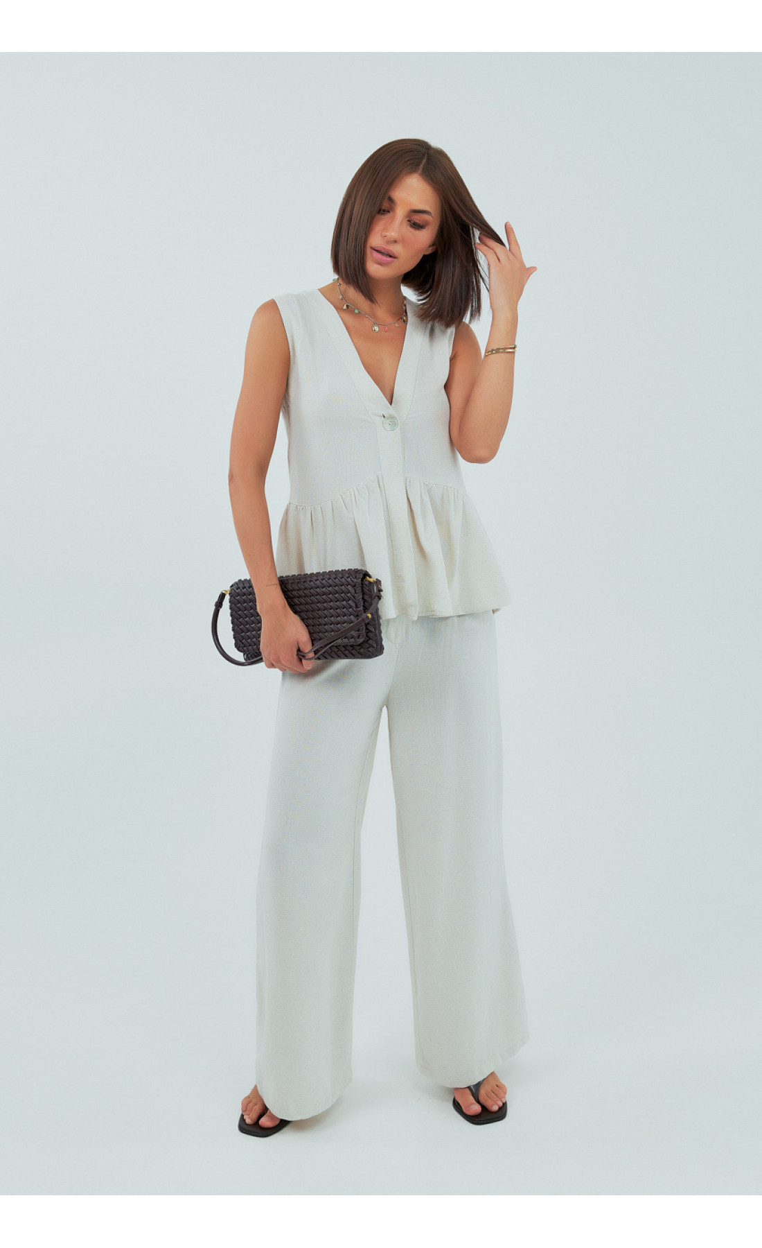 Класичний костюм із жилеткою з оборками та штанами  бежевий колір