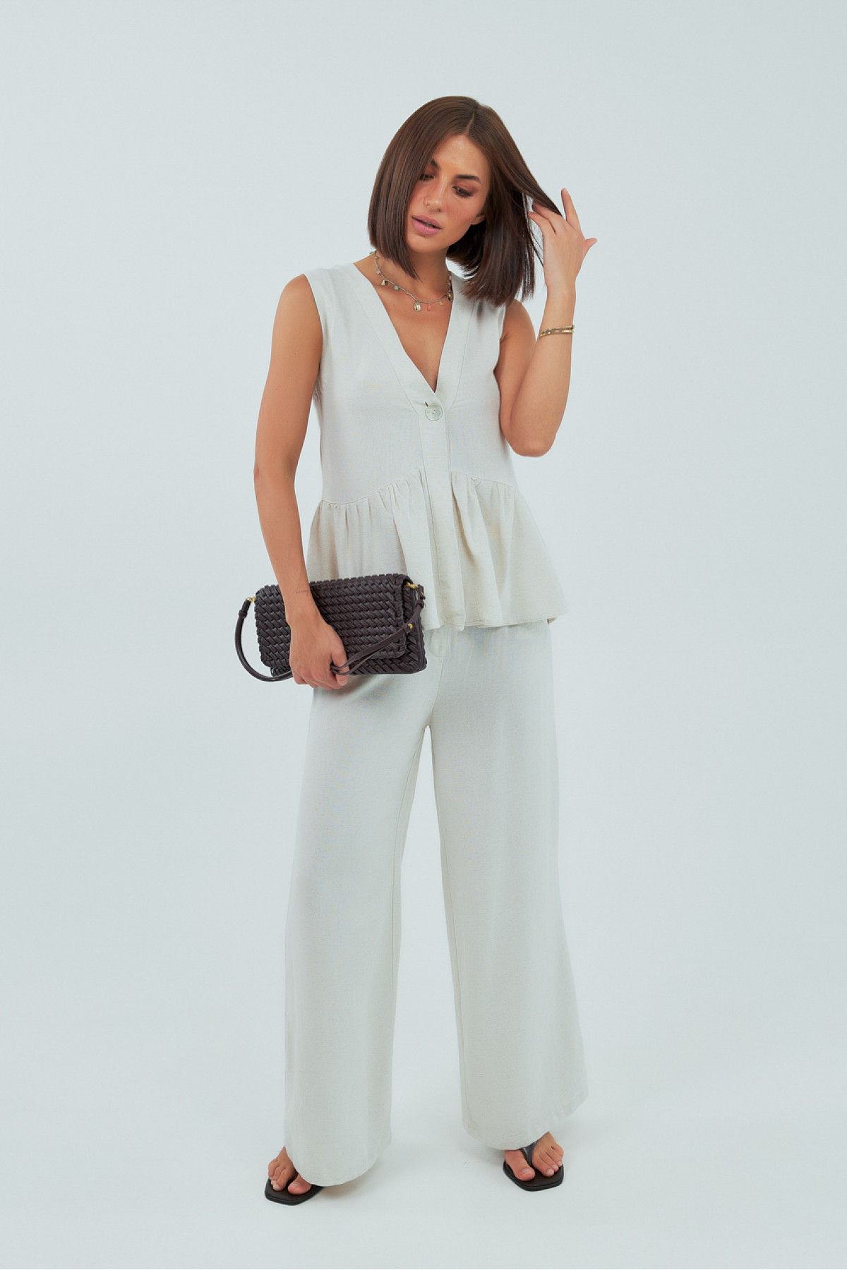 Класичний костюм із жилеткою з оборками та штанами  бежевий колір