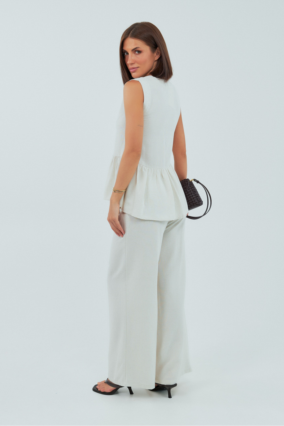 Класичний костюм із жилеткою з оборками та штанами  бежевий колір