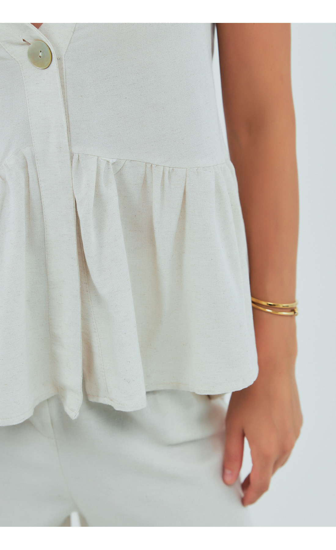 Класичний костюм із жилеткою з оборками та штанами  бежевий колір