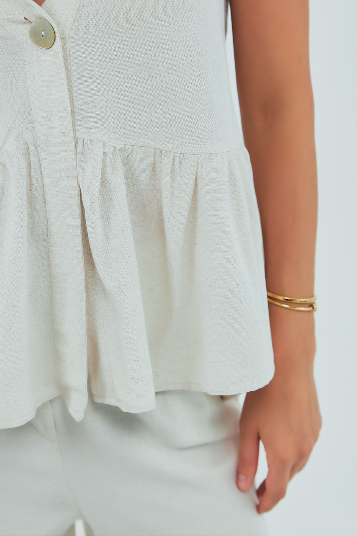 Класичний костюм із жилеткою з оборками та штанами  бежевий колір