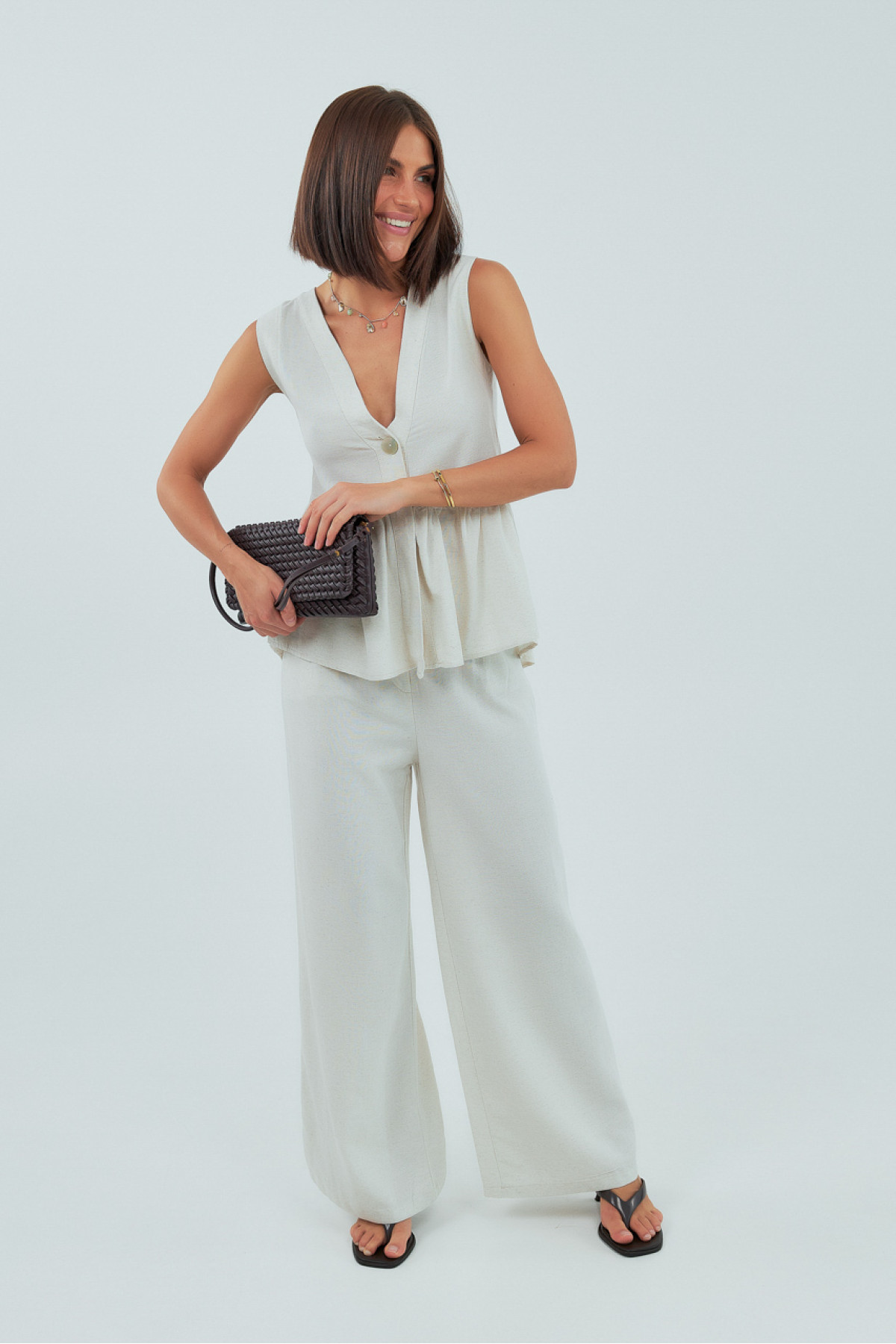 Класичний костюм із жилеткою з оборками та штанами  бежевий колір