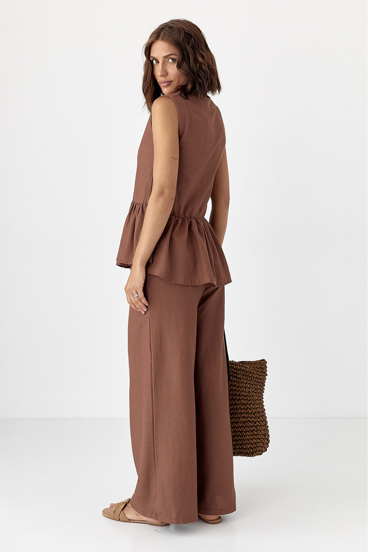 Класичний костюм із жилеткою з оборками та штанами  коричневий колір