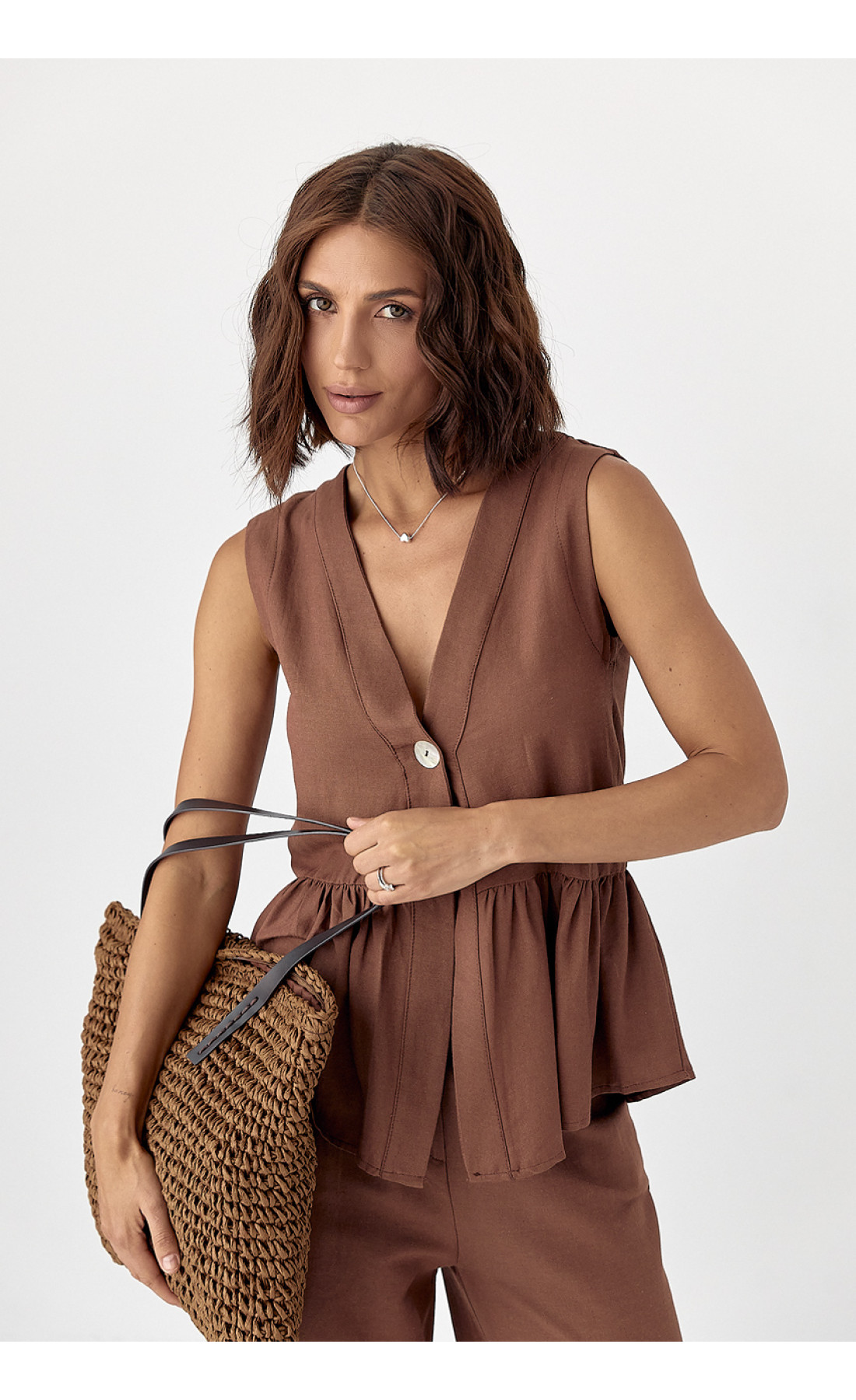 Класичний костюм із жилеткою з оборками та штанами  коричневий колір