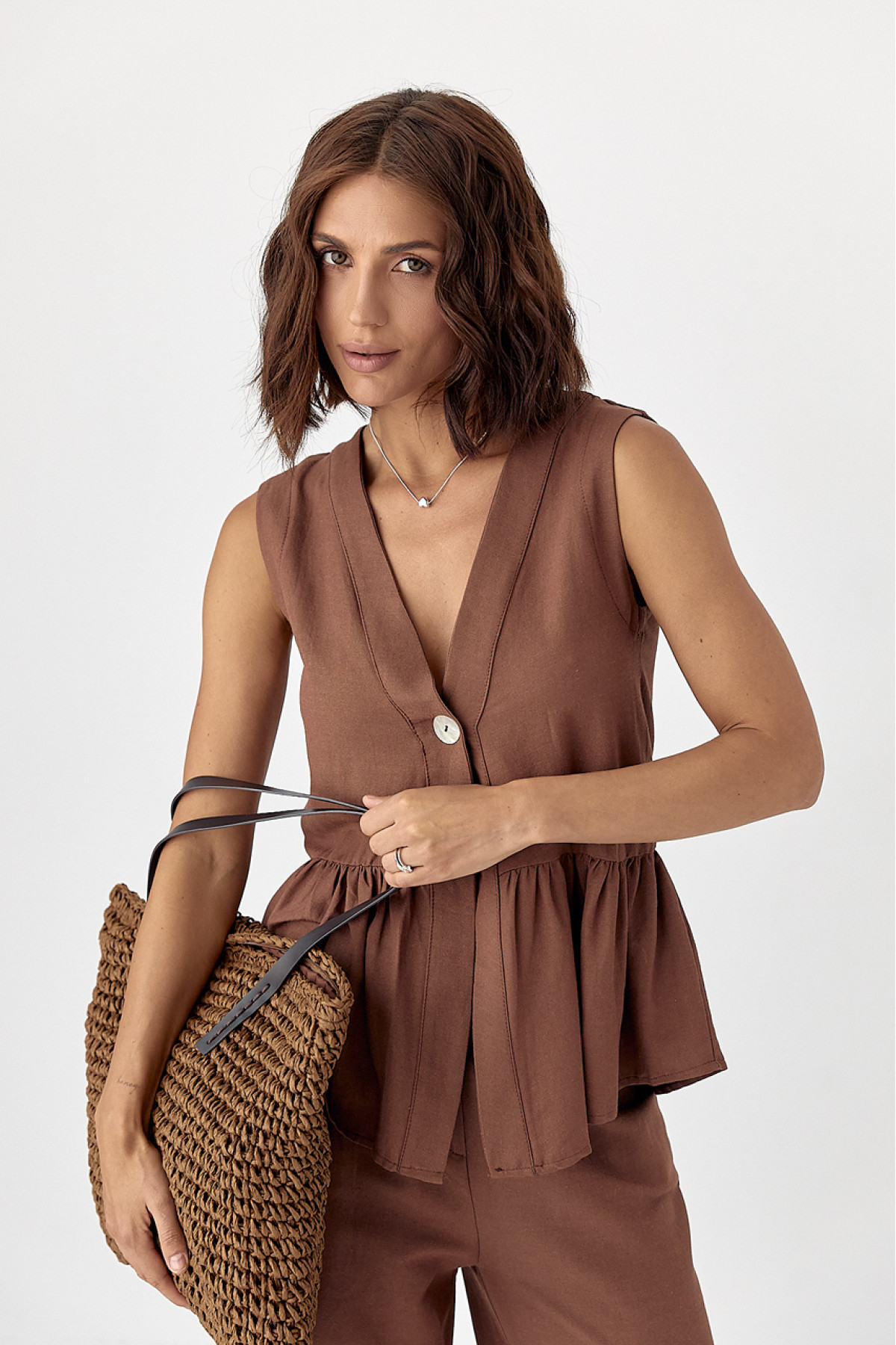 Класичний костюм із жилеткою з оборками та штанами  коричневий колір