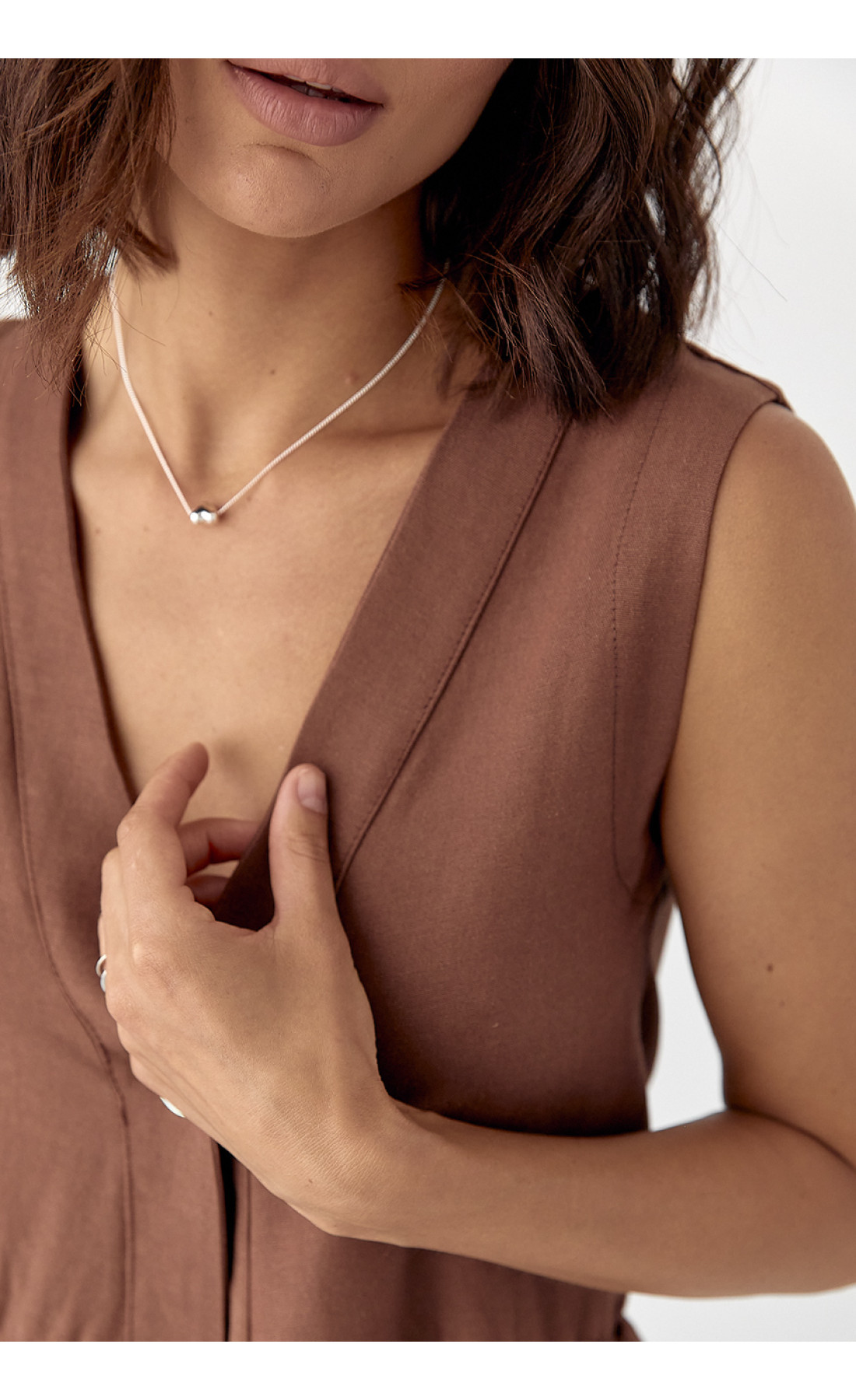 Класичний костюм із жилеткою з оборками та штанами  коричневий колір