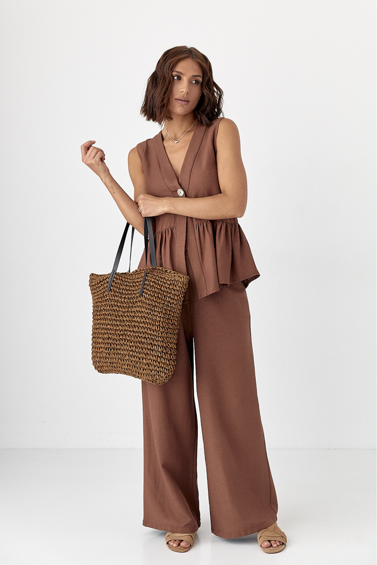 Класичний костюм із жилеткою з оборками та штанами  коричневий колір