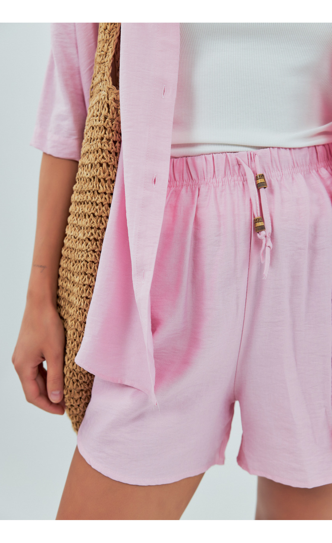 Однотонний костюм із сорочкою та шортами  пудра колір