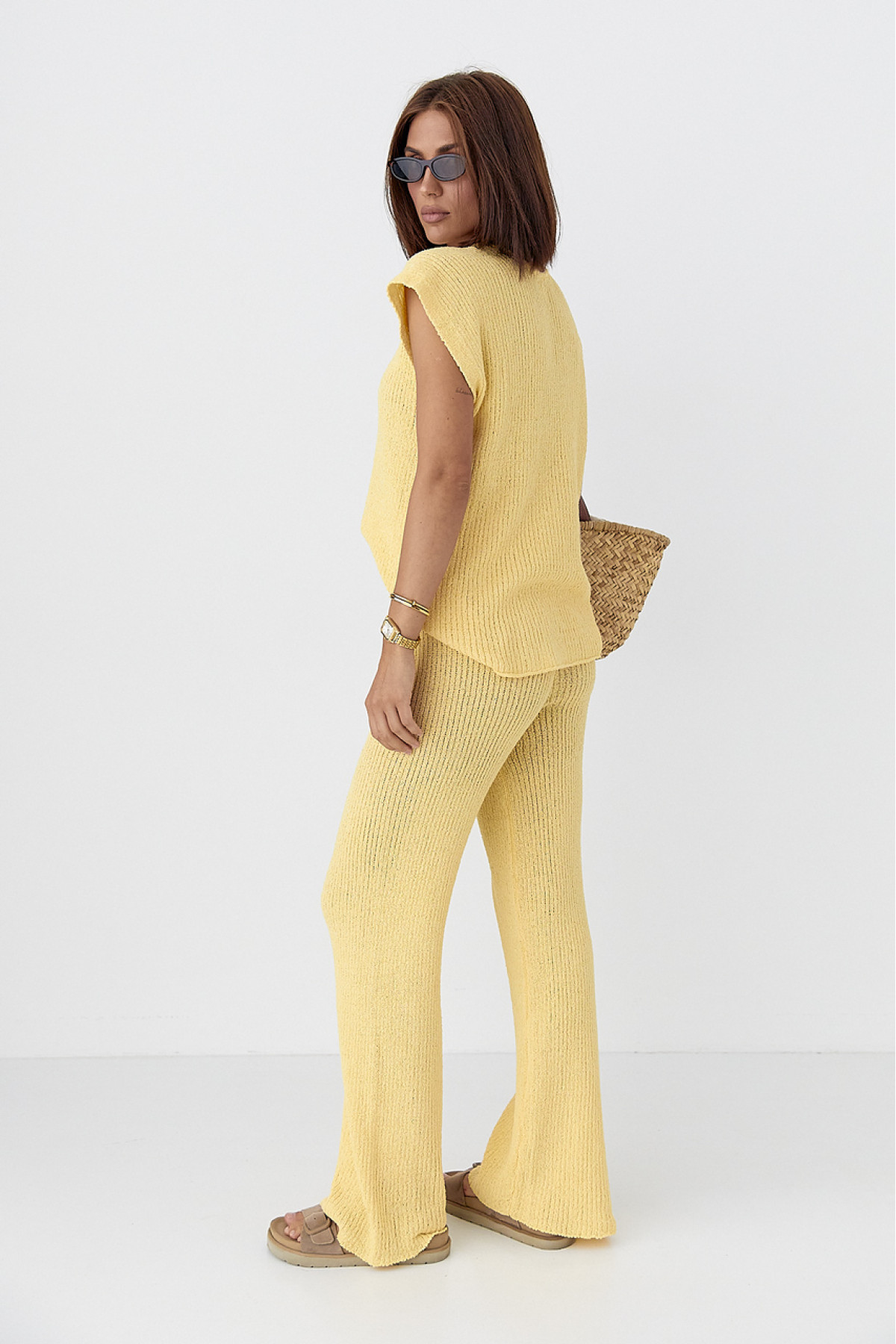 Літній в'язаний костюм із футболкою та штанами  жовтий колір