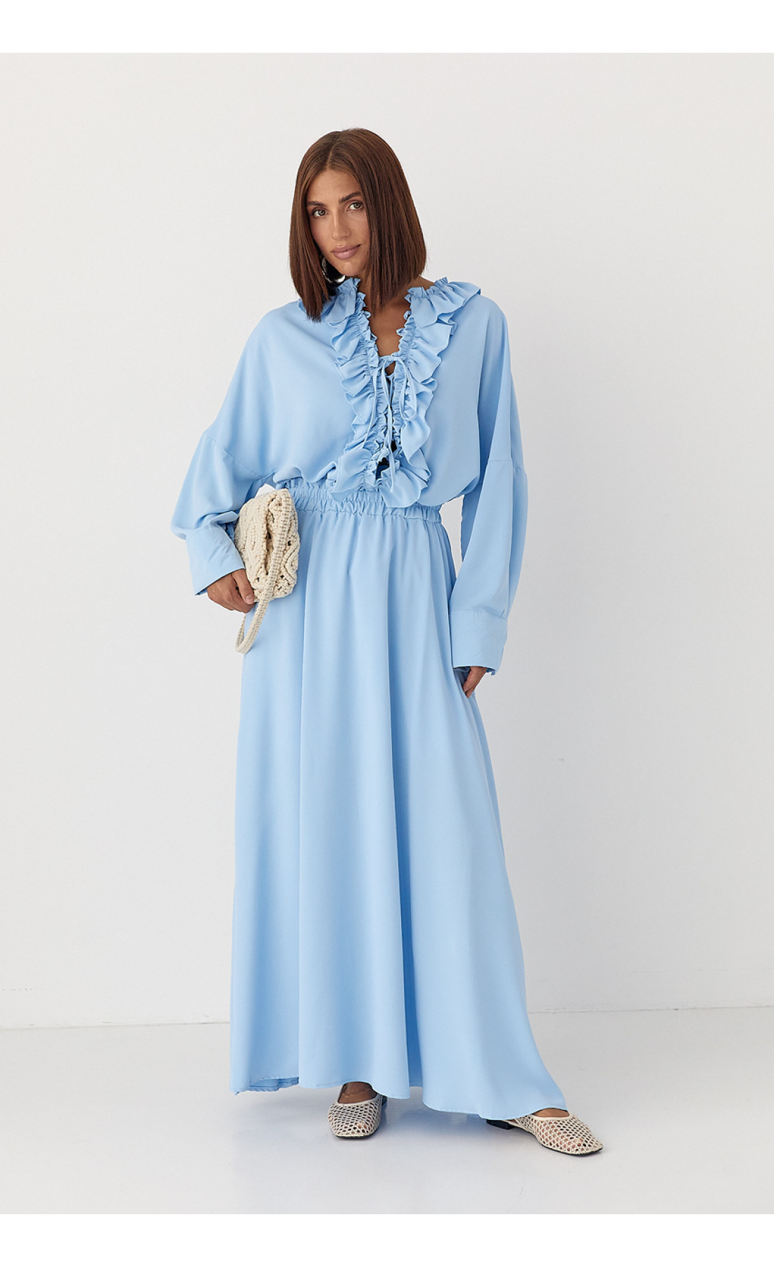 Костюм з рюшами зі спідниці та блузи  блакитний колір