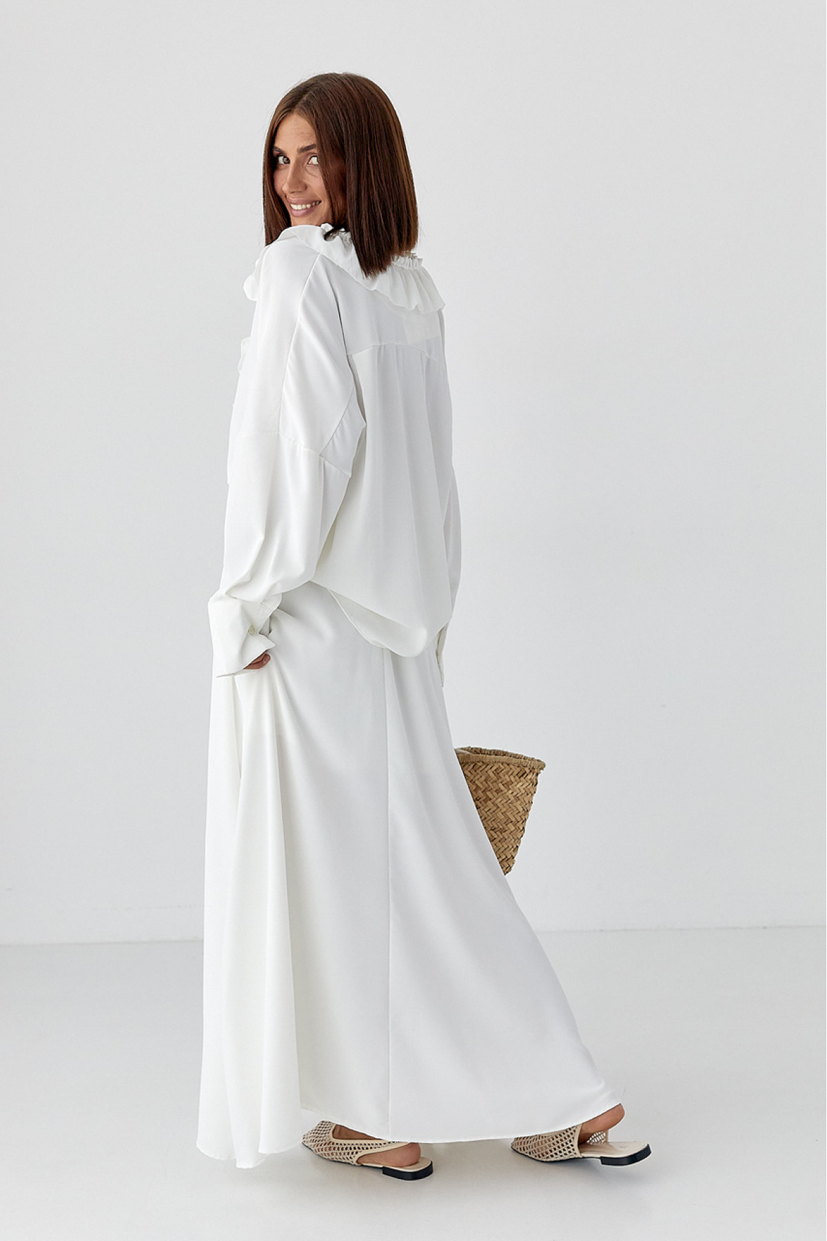 Костюм з рюшами зі спідниці та блузи  молочний колір