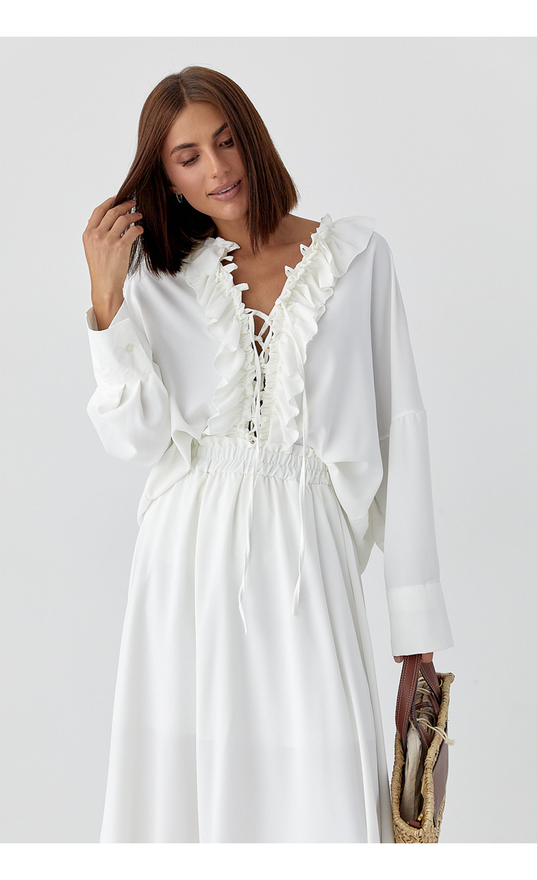 Костюм з рюшами зі спідниці та блузи  молочний колір