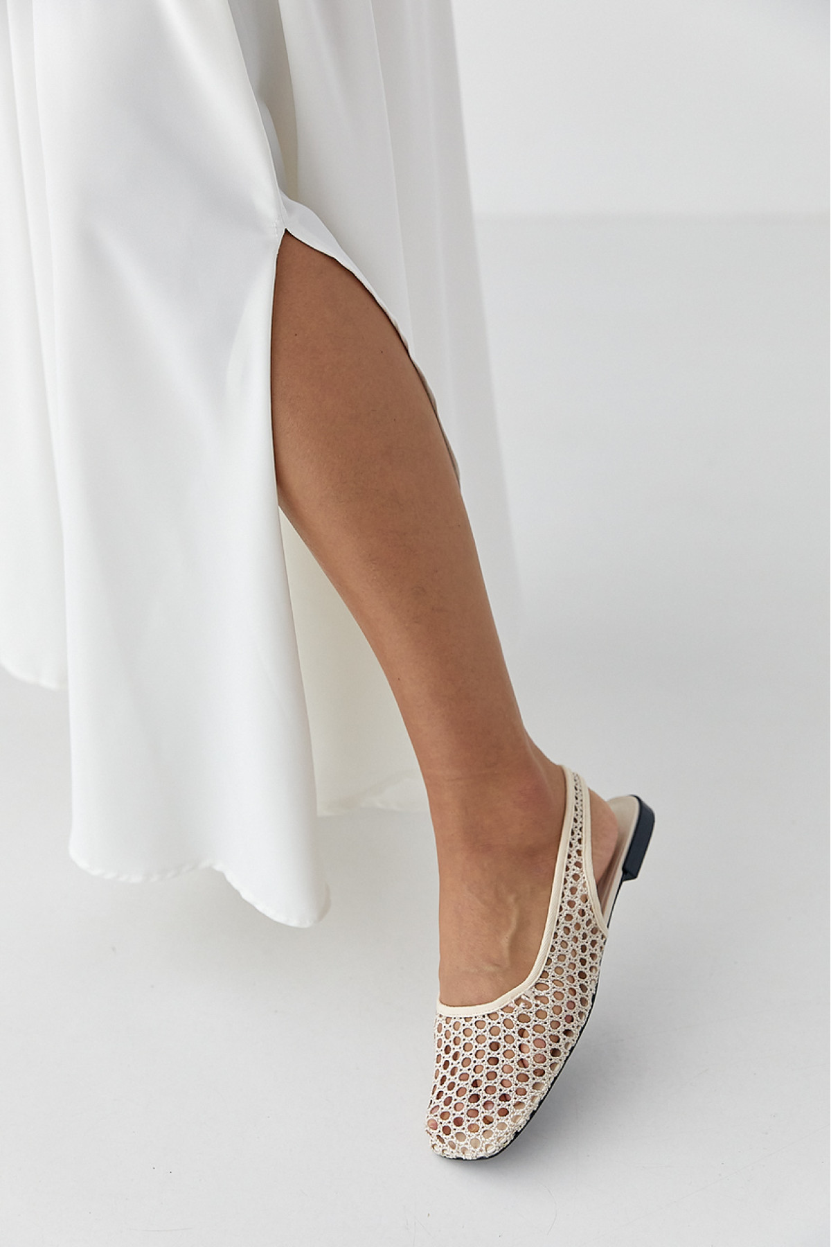 Костюм з рюшами зі спідниці та блузи  молочний колір