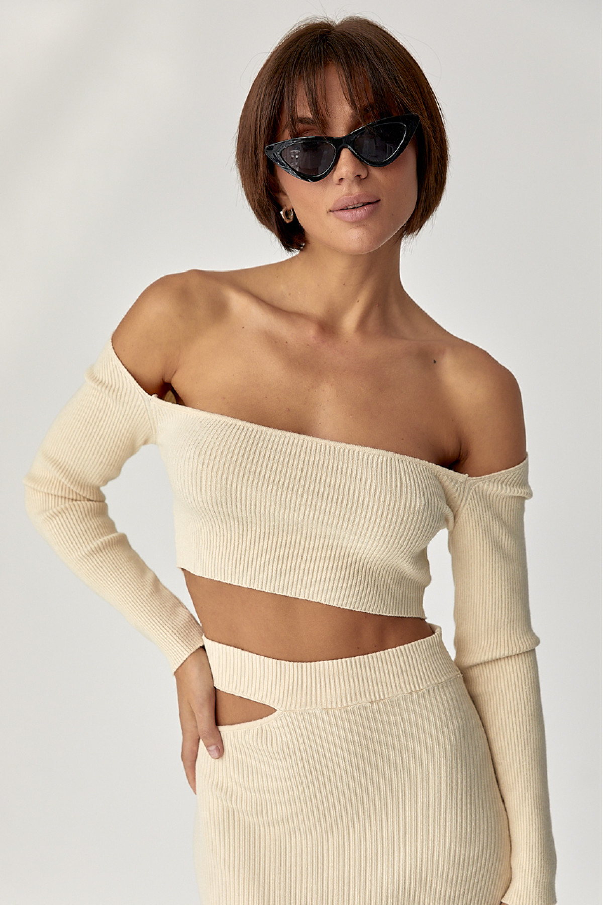 Костюм у рубчик із кроптопом і спідницею  кремовий колір