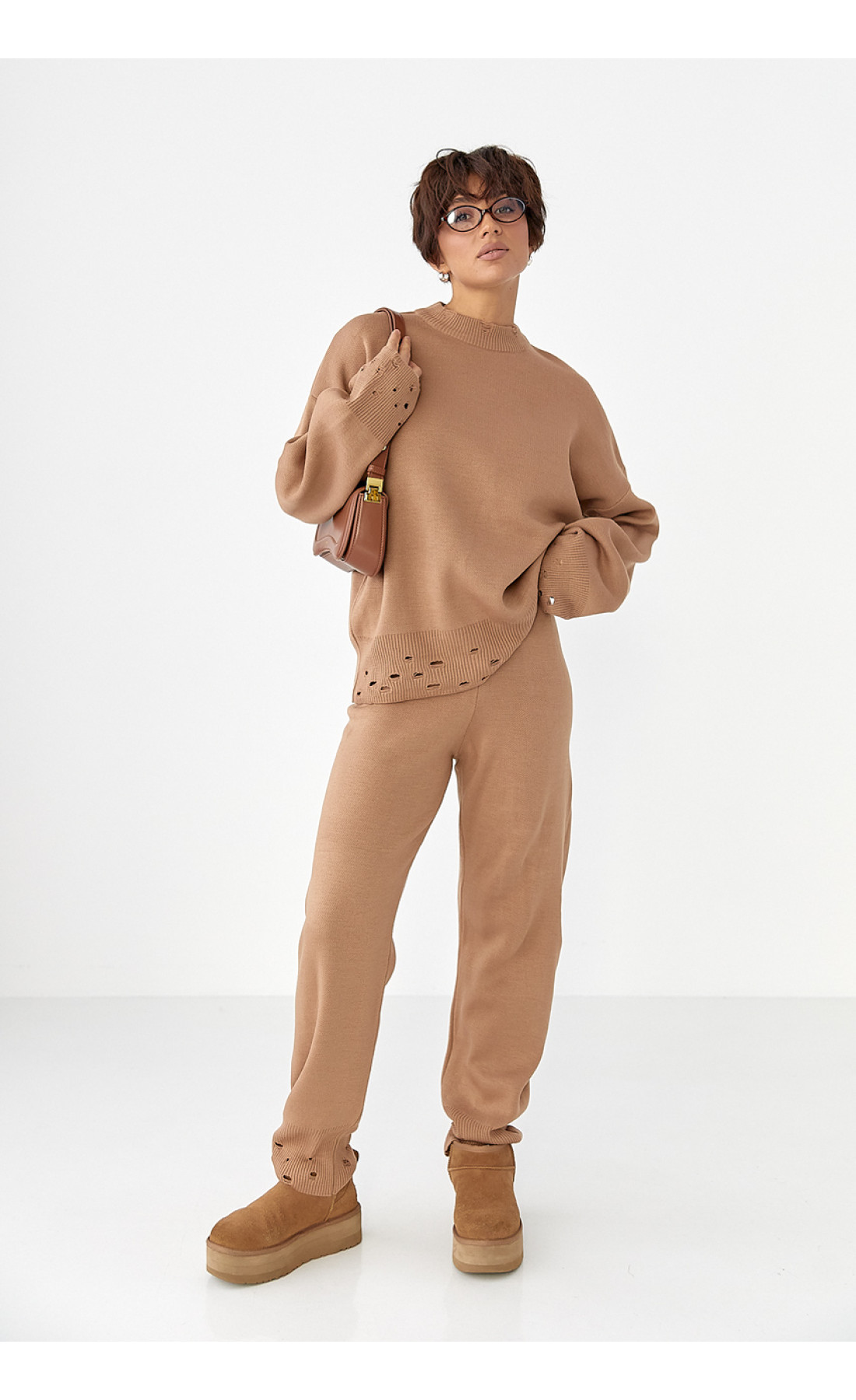 Трикотажний костюм з рваним ефектом  світлокоричневий колір