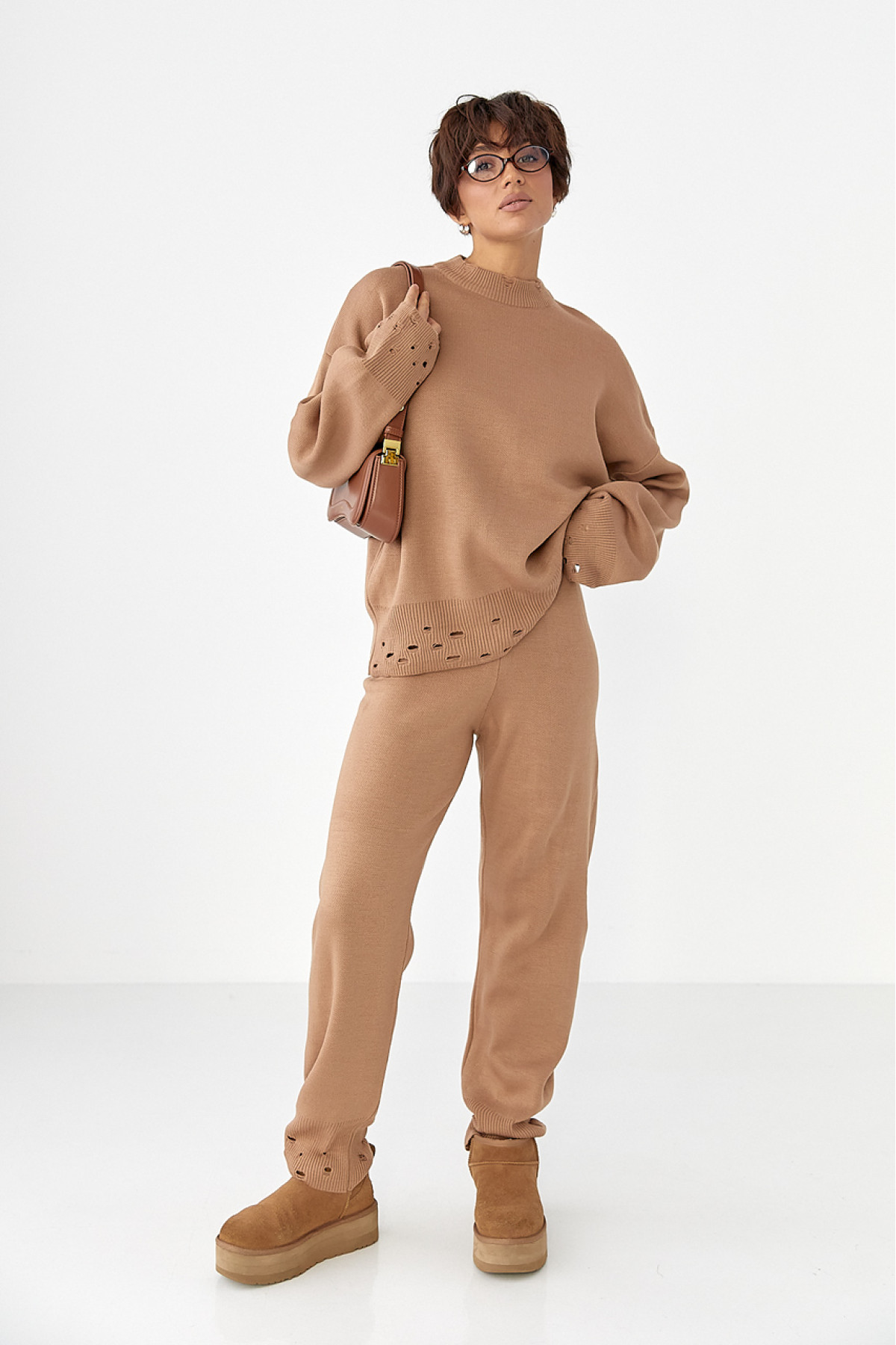 Трикотажний костюм з рваним ефектом  світлокоричневий колір