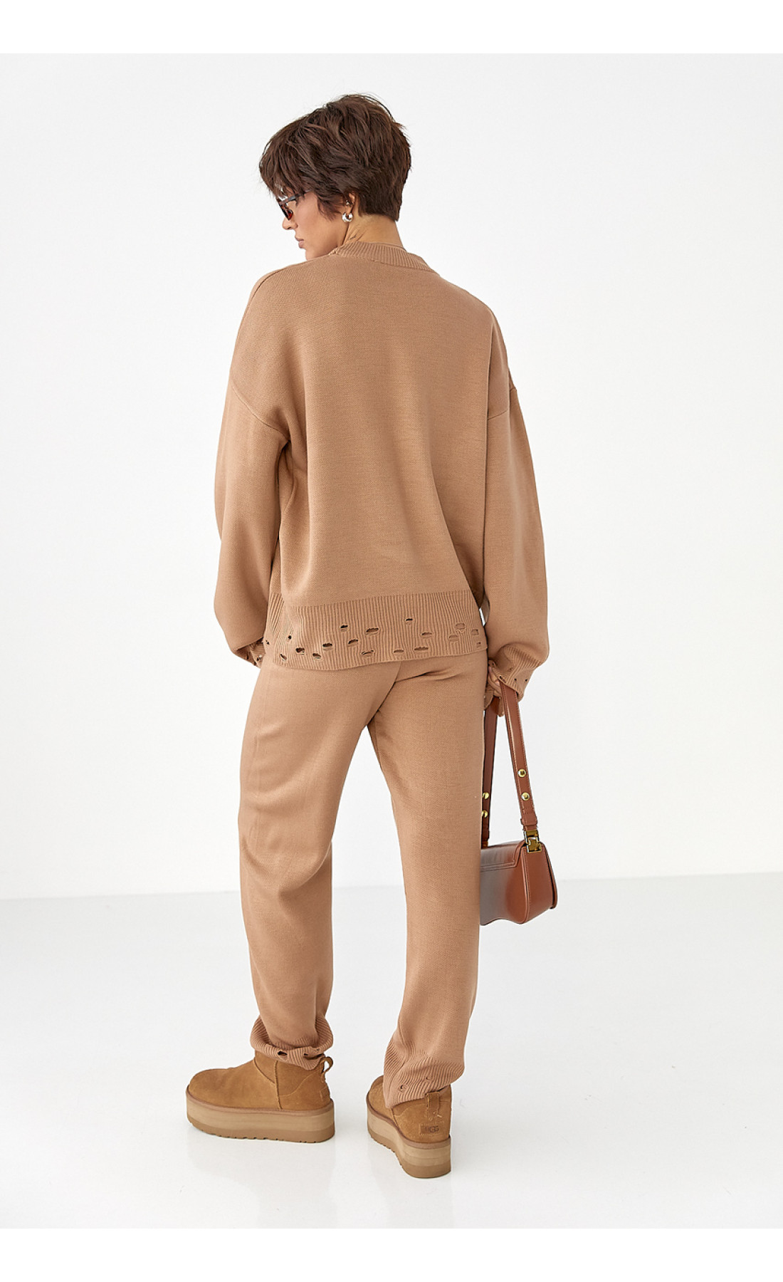 Трикотажний костюм з рваним ефектом  світлокоричневий колір