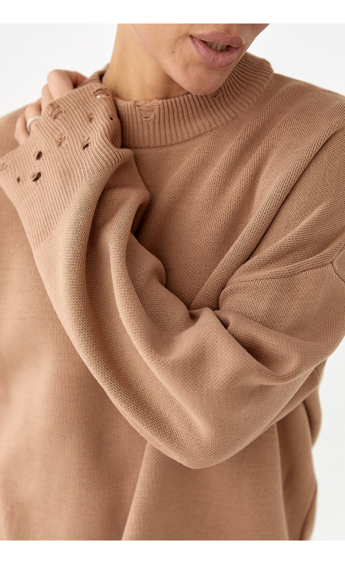 Трикотажний костюм з рваним ефектом  світлокоричневий колір