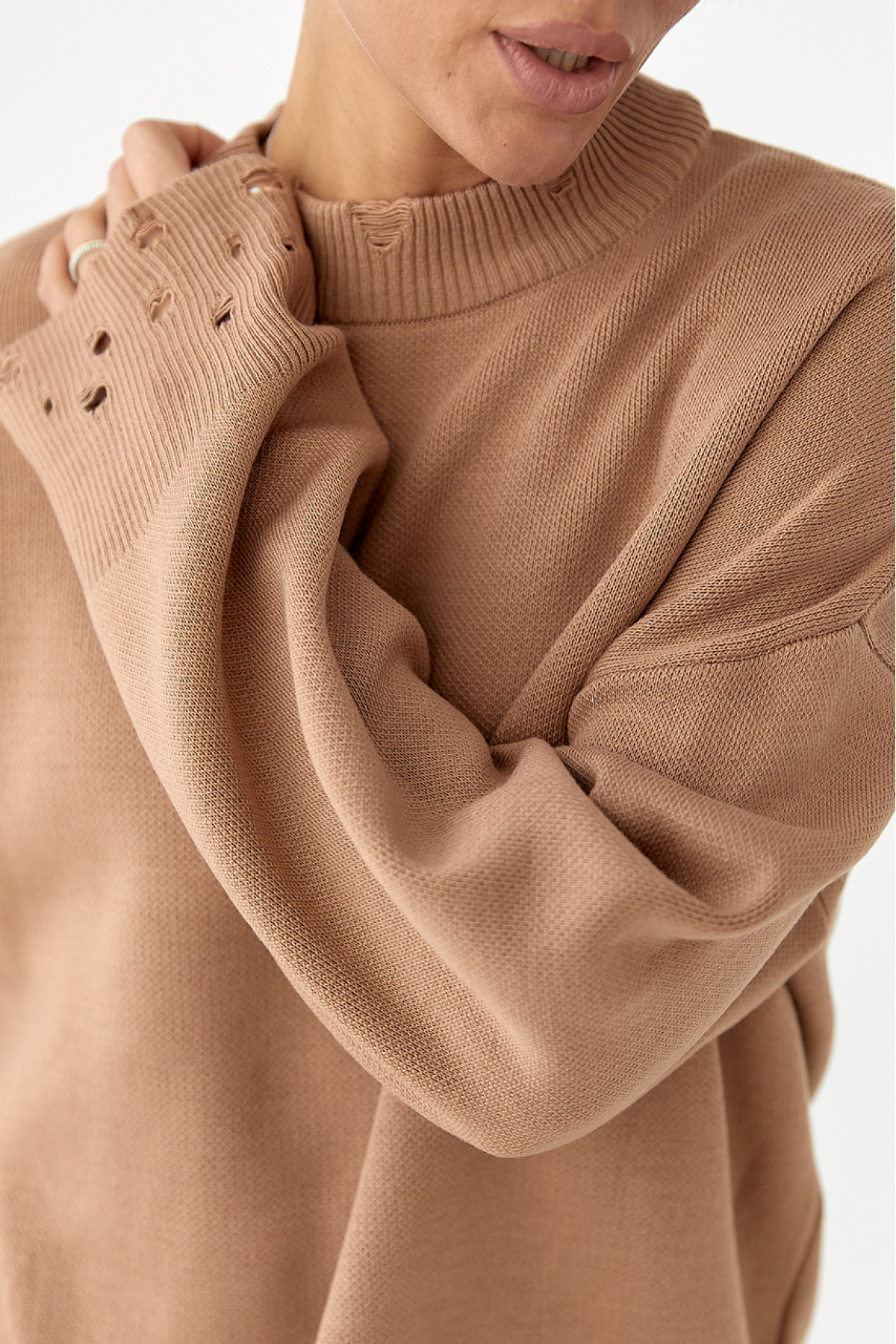 Трикотажний костюм з рваним ефектом  світлокоричневий колір