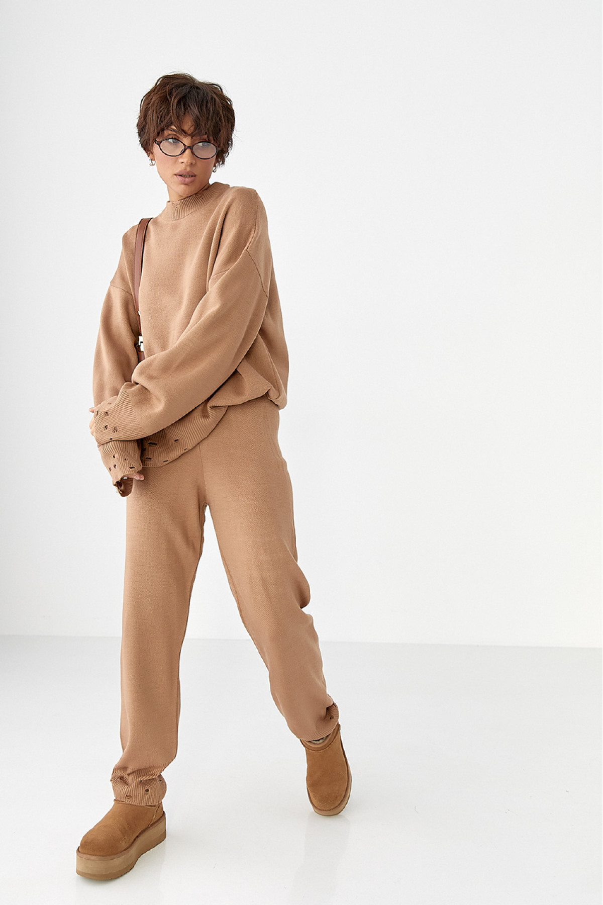 Трикотажний костюм з рваним ефектом  світлокоричневий колір