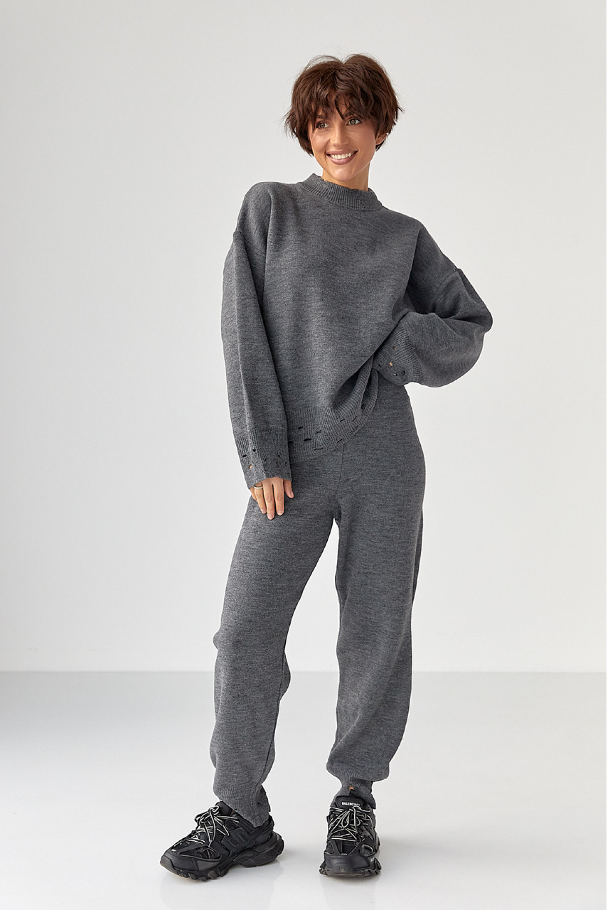 Трикотажний костюм з рваним ефектом  сірий колір