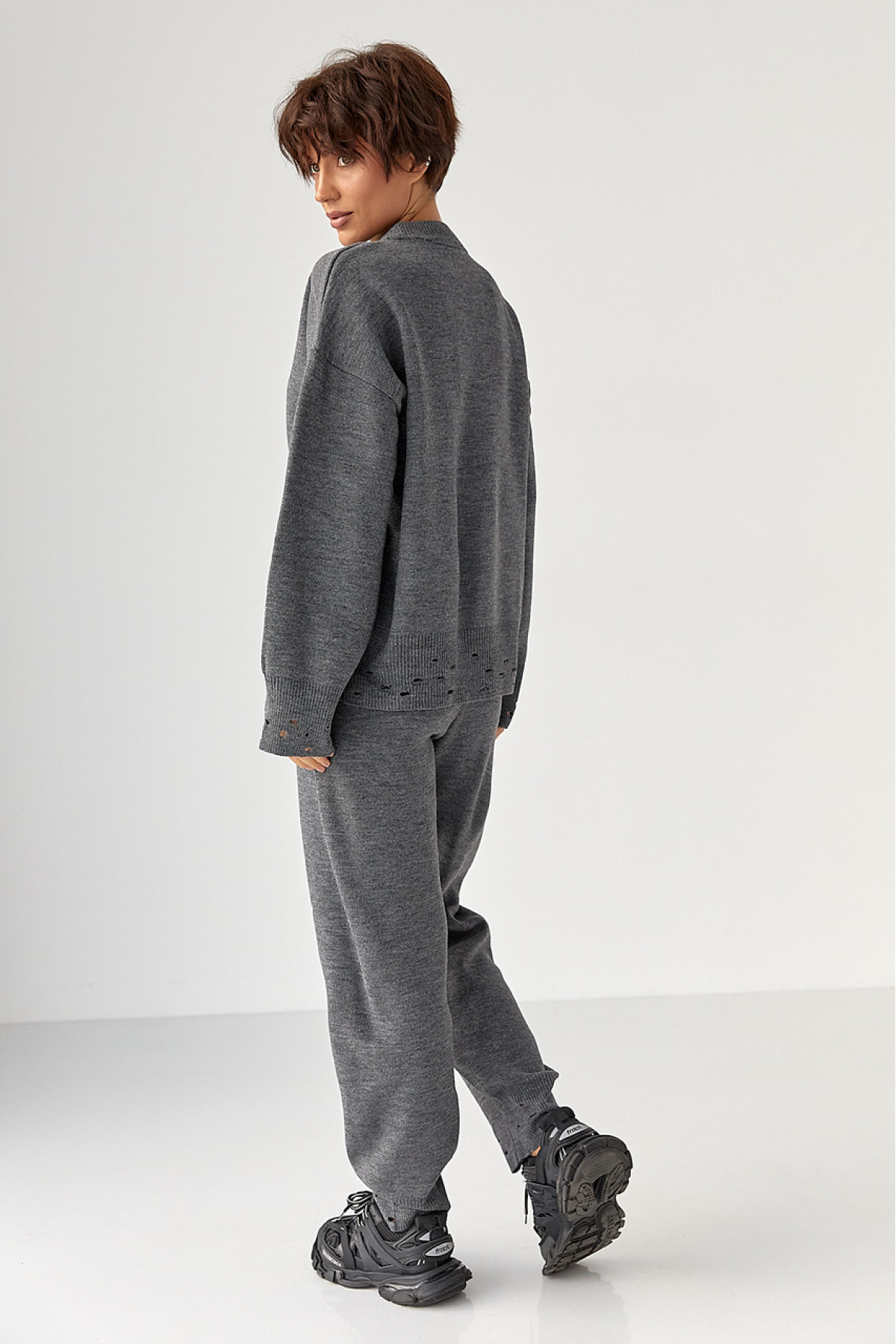 Трикотажний костюм з рваним ефектом  сірий колір