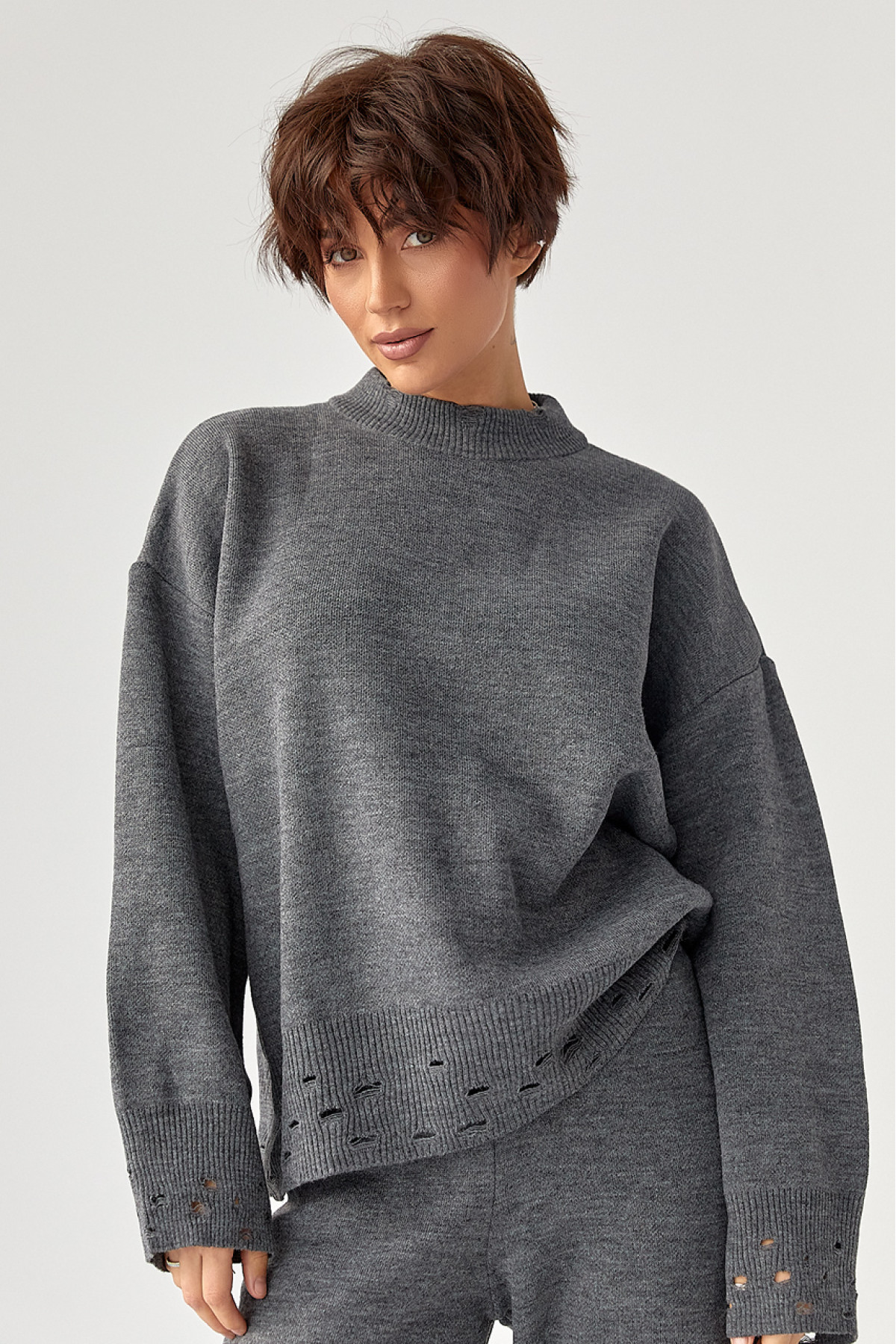 Трикотажний костюм з рваним ефектом  сірий колір