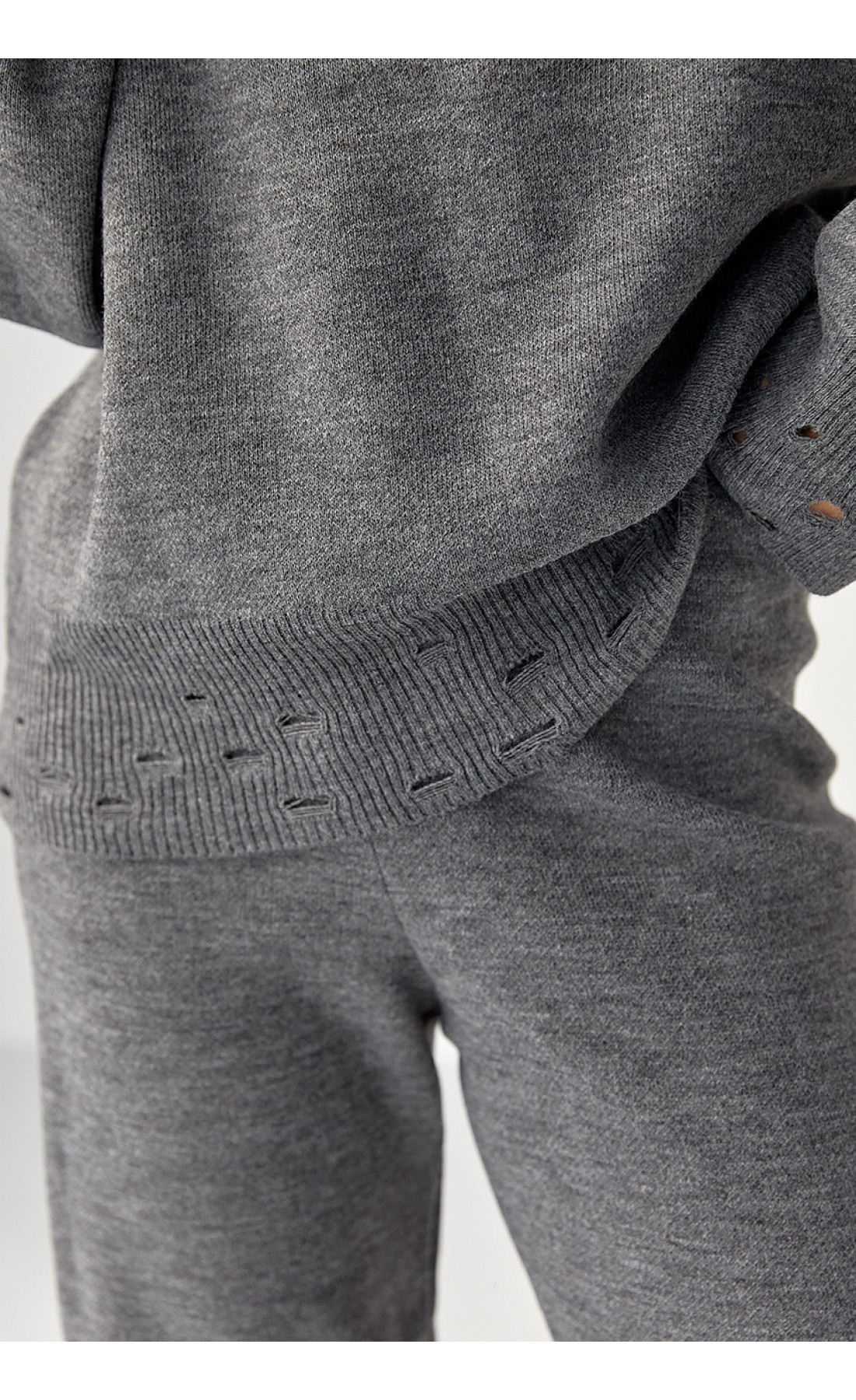 Трикотажний костюм з рваним ефектом  сірий колір