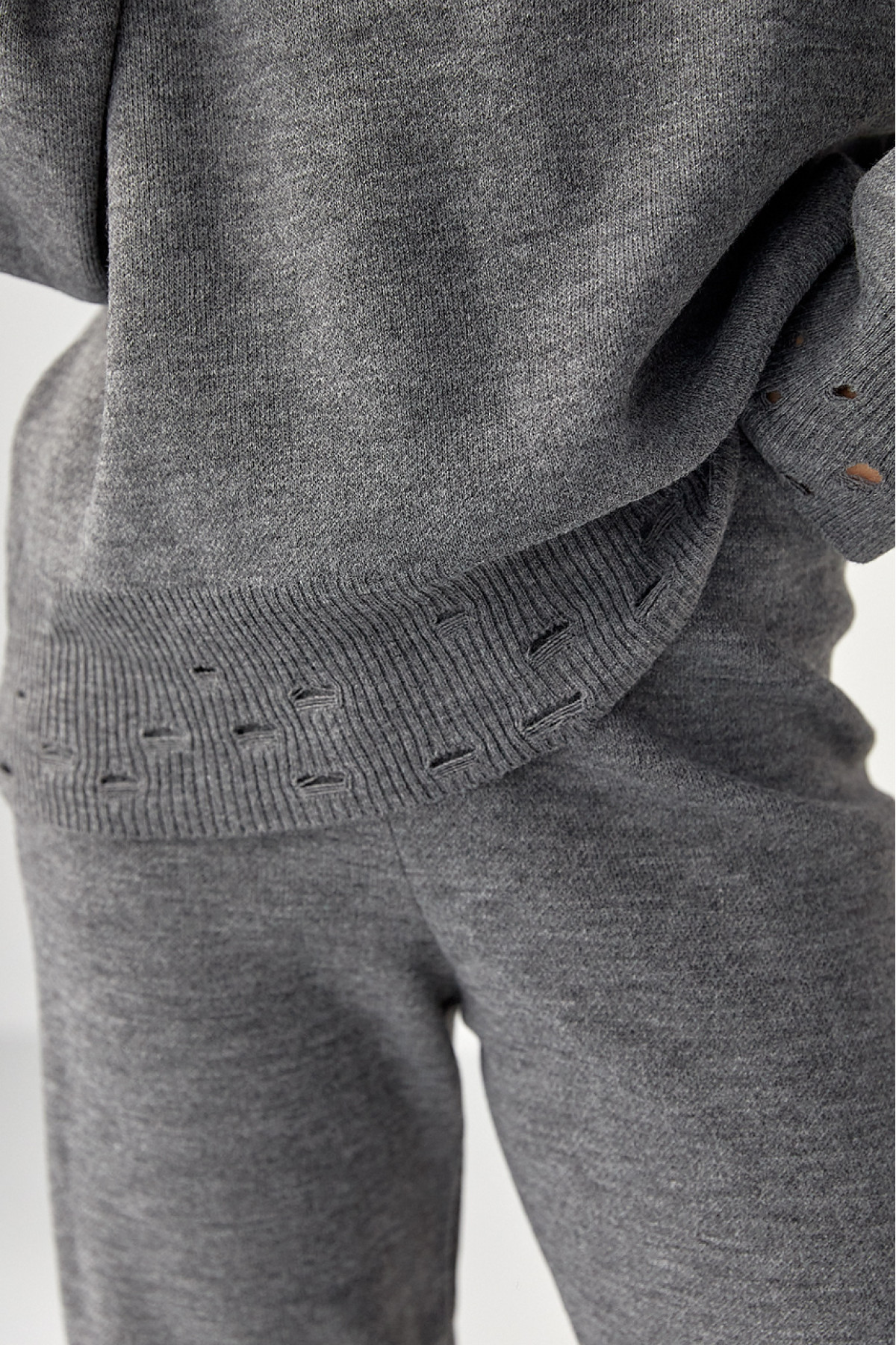 Трикотажний костюм з рваним ефектом  сірий колір