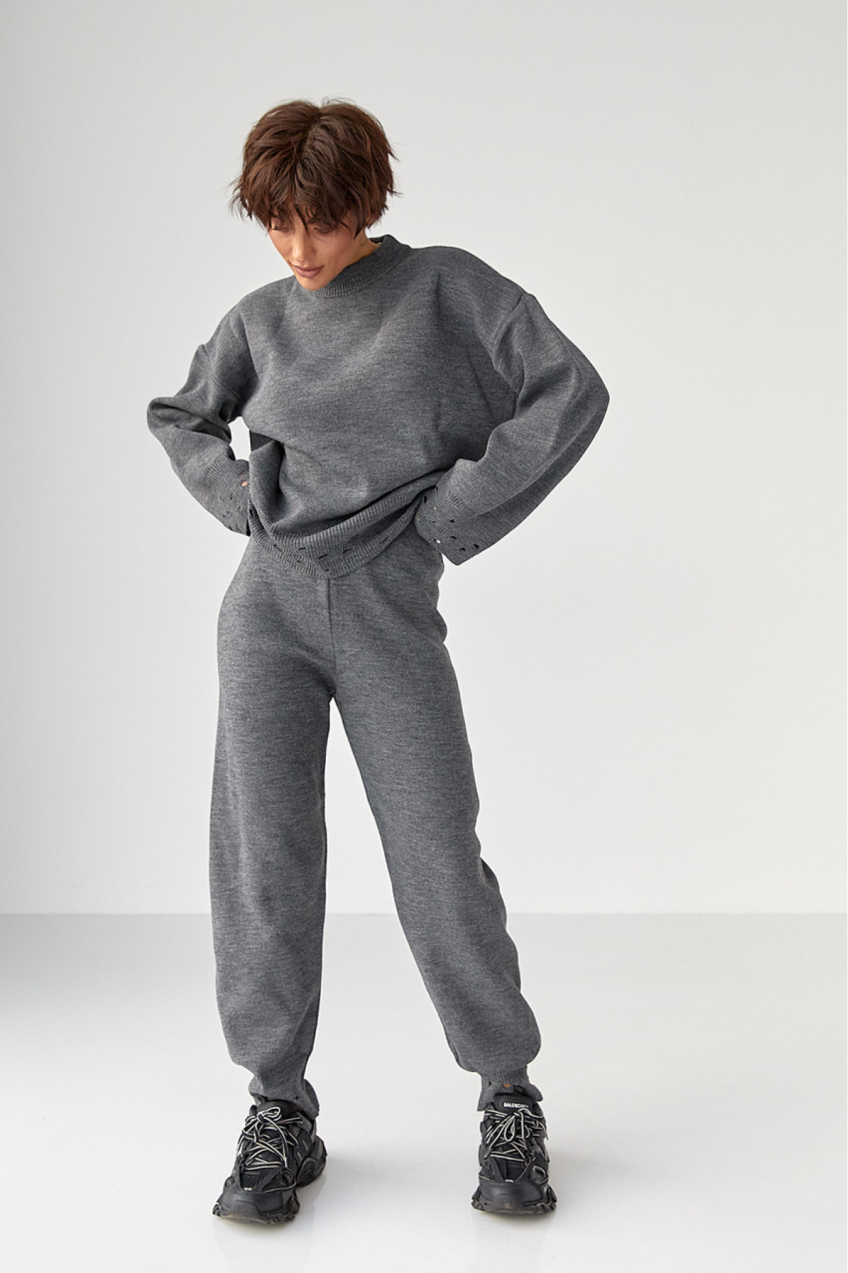 Трикотажний костюм з рваним ефектом  сірий колір