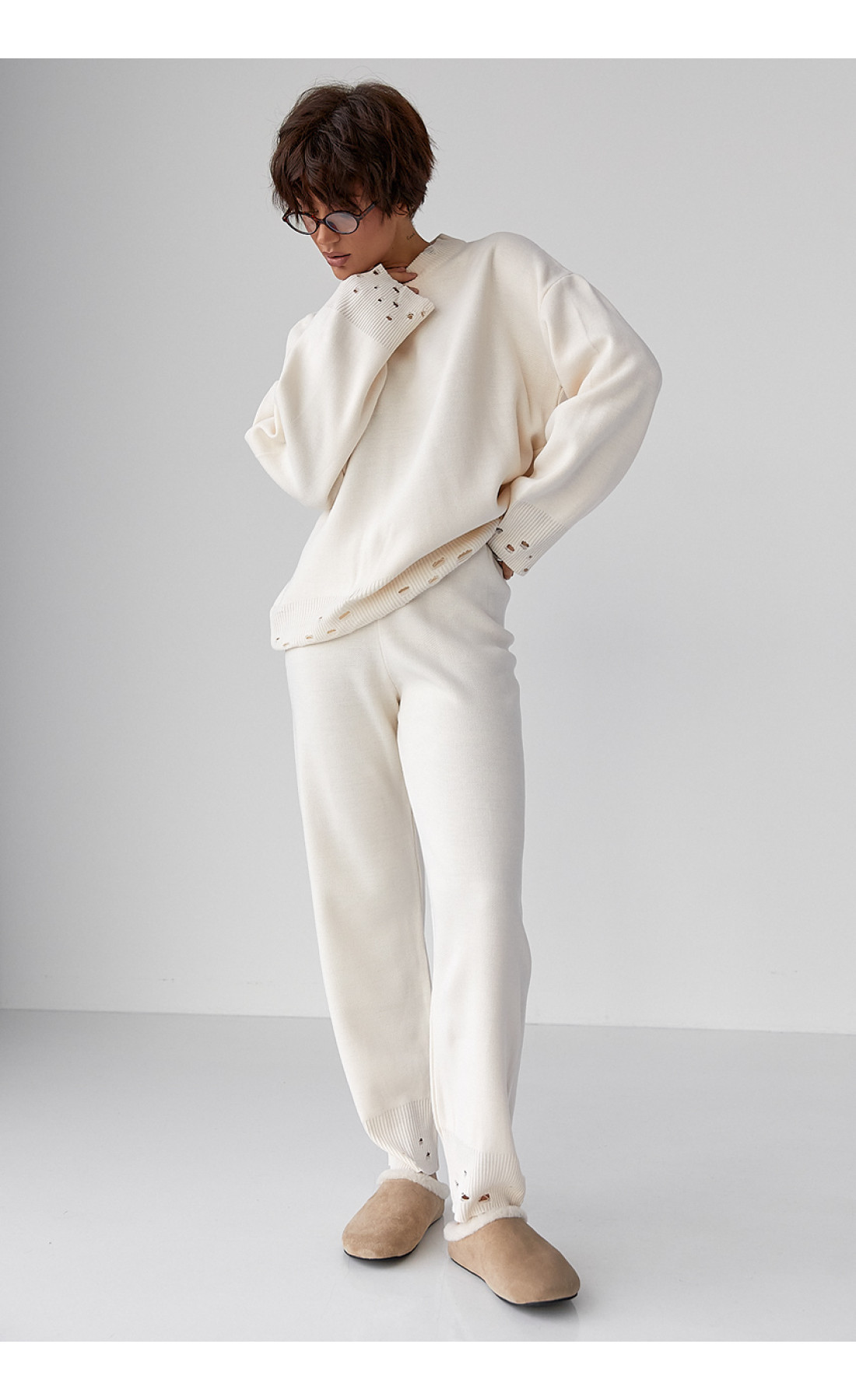 Трикотажний костюм з рваним ефектом  молочний колір