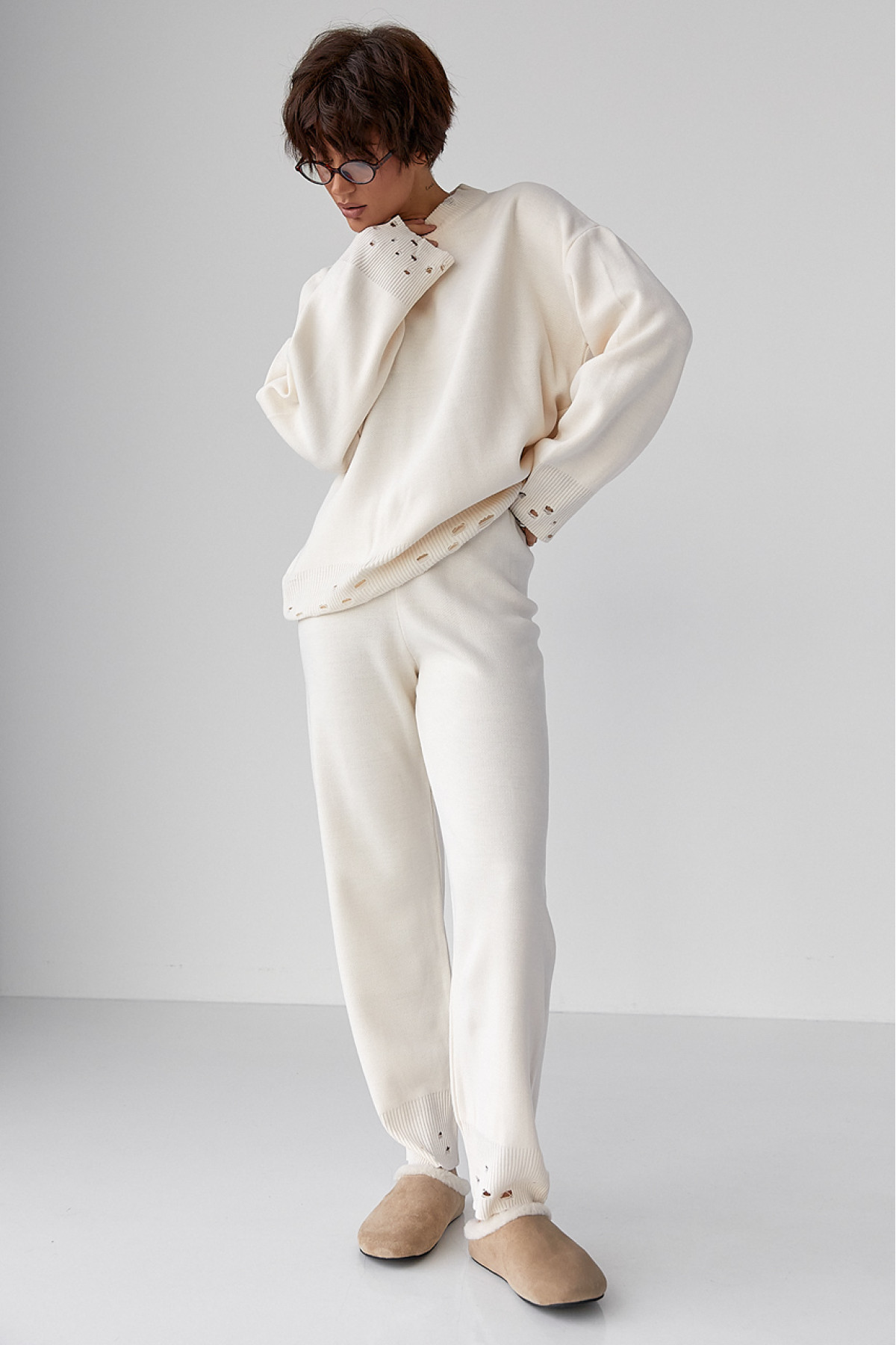 Трикотажний костюм з рваним ефектом  молочний колір